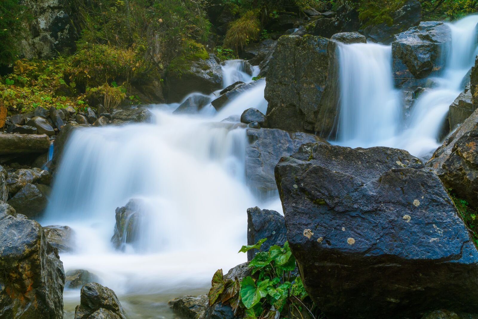Sony a6000 + Sony E PZ 18-105mm F4 G OSS sample photo. Kleinwalsertal, waterfall, melköde photography