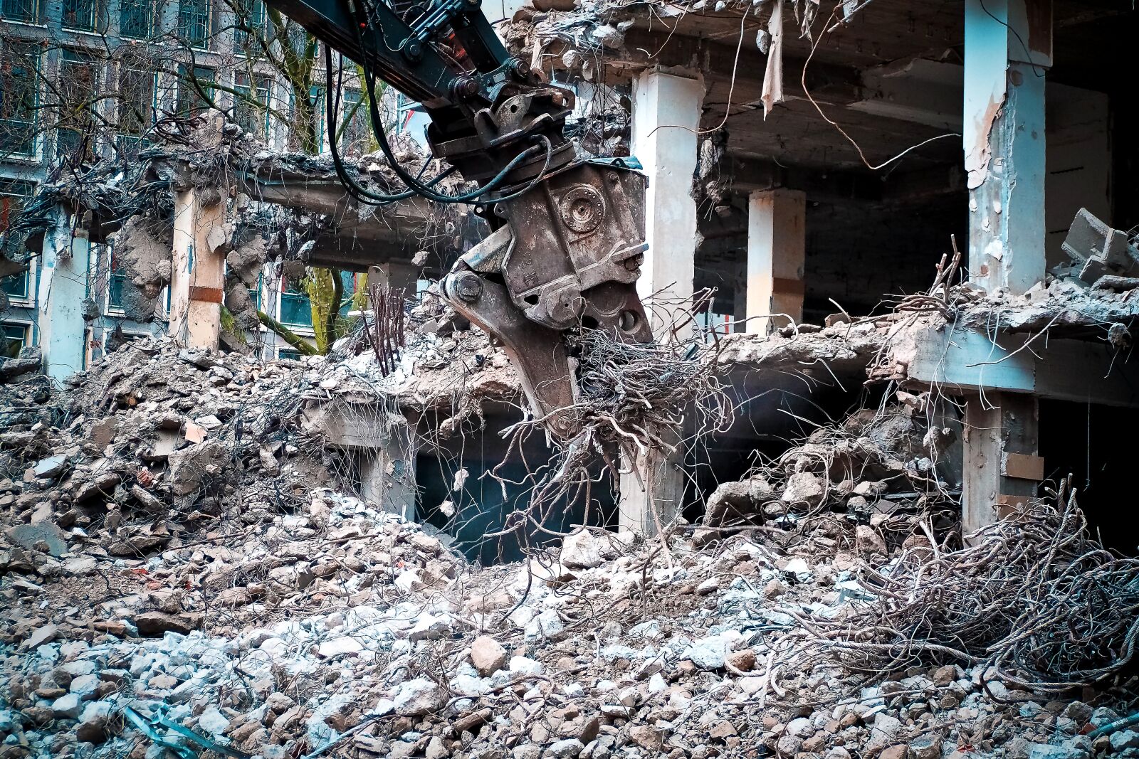 Olympus OM-D E-M10 sample photo. Site, demolition, excavators photography