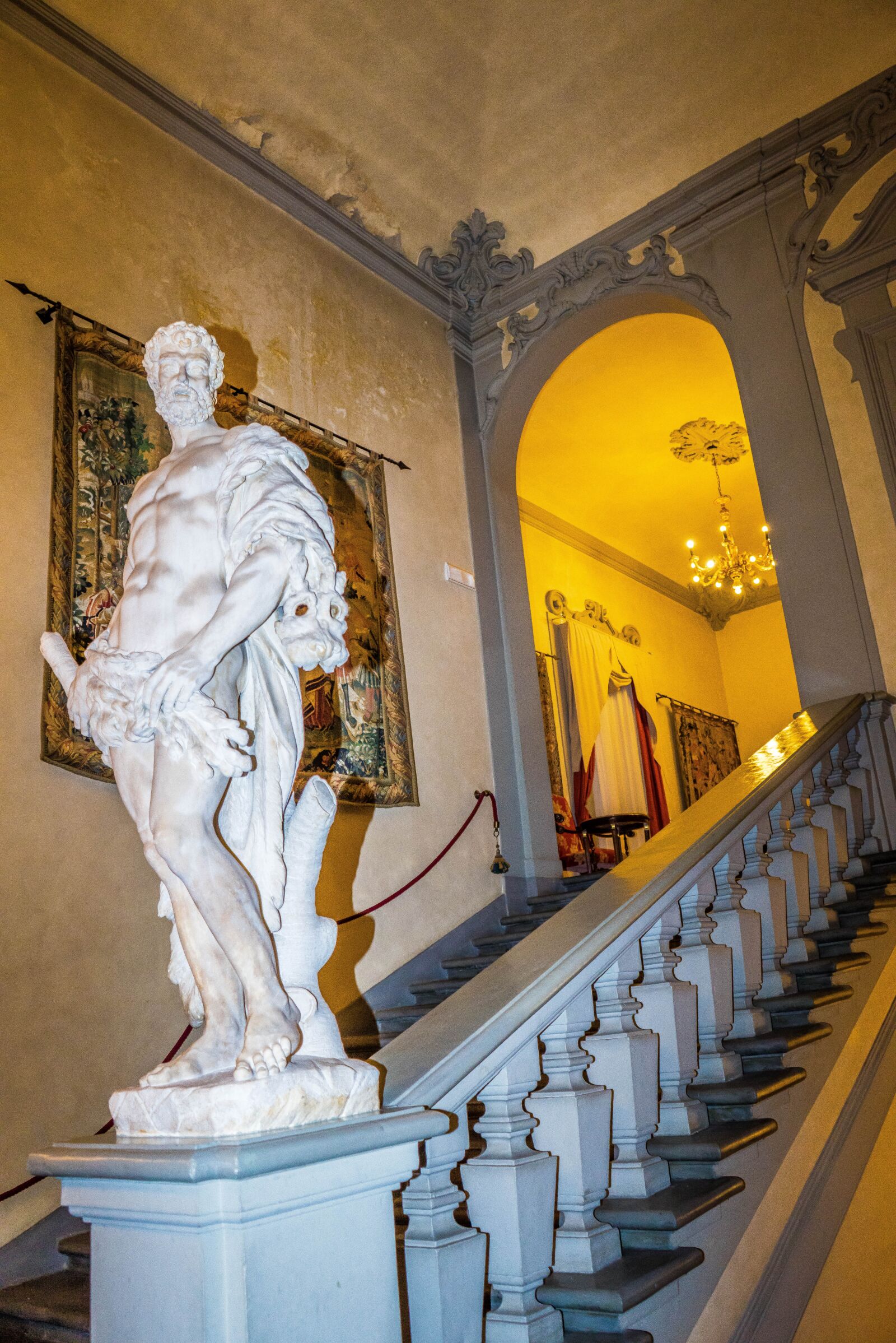 Sony a7R + Sony FE 28-70mm F3.5-5.6 OSS sample photo. Statue, italy, hotel astoria photography