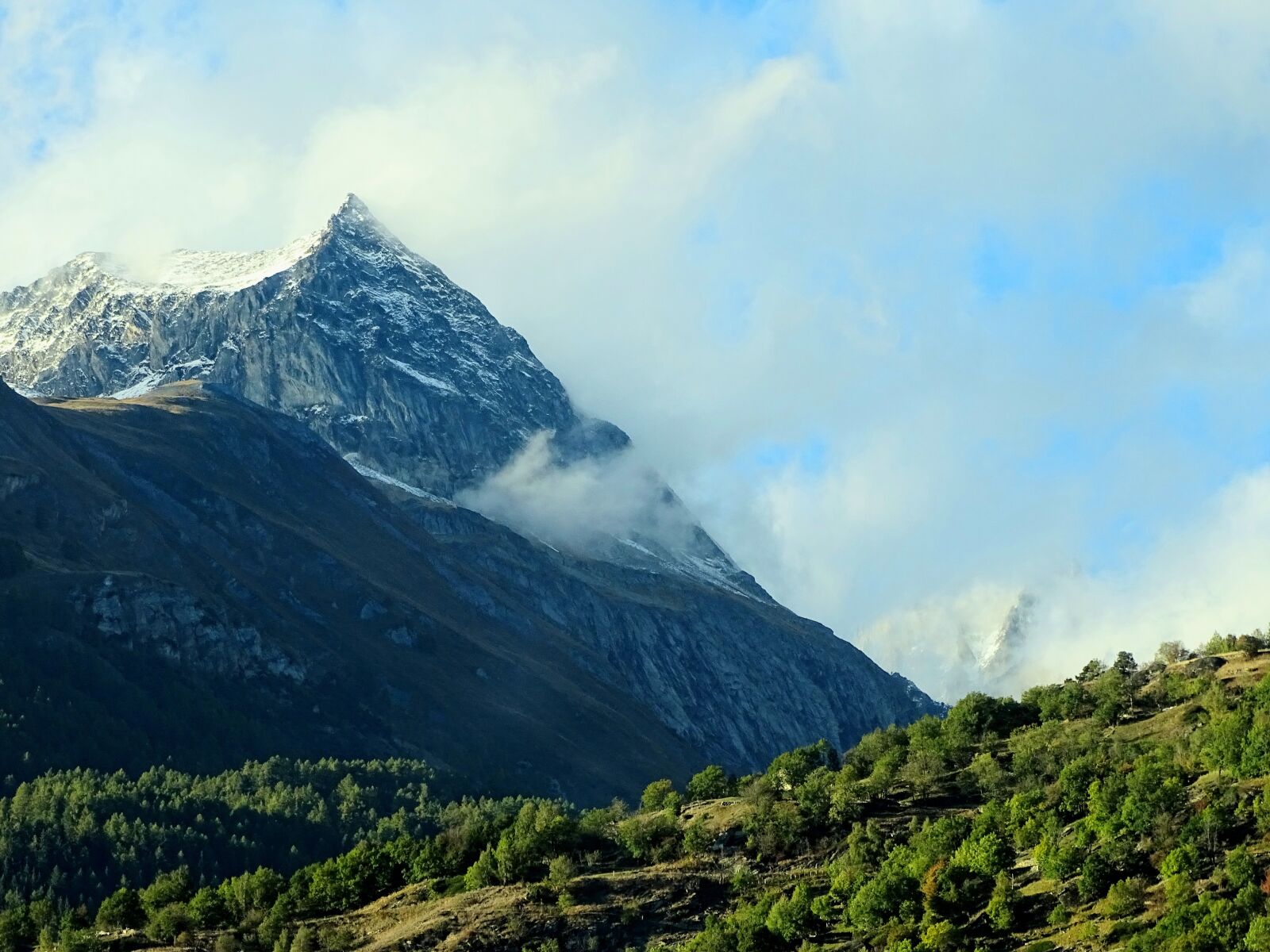 Sony Cyber-shot DSC-HX400V sample photo. Mountain, alpine, clouds photography