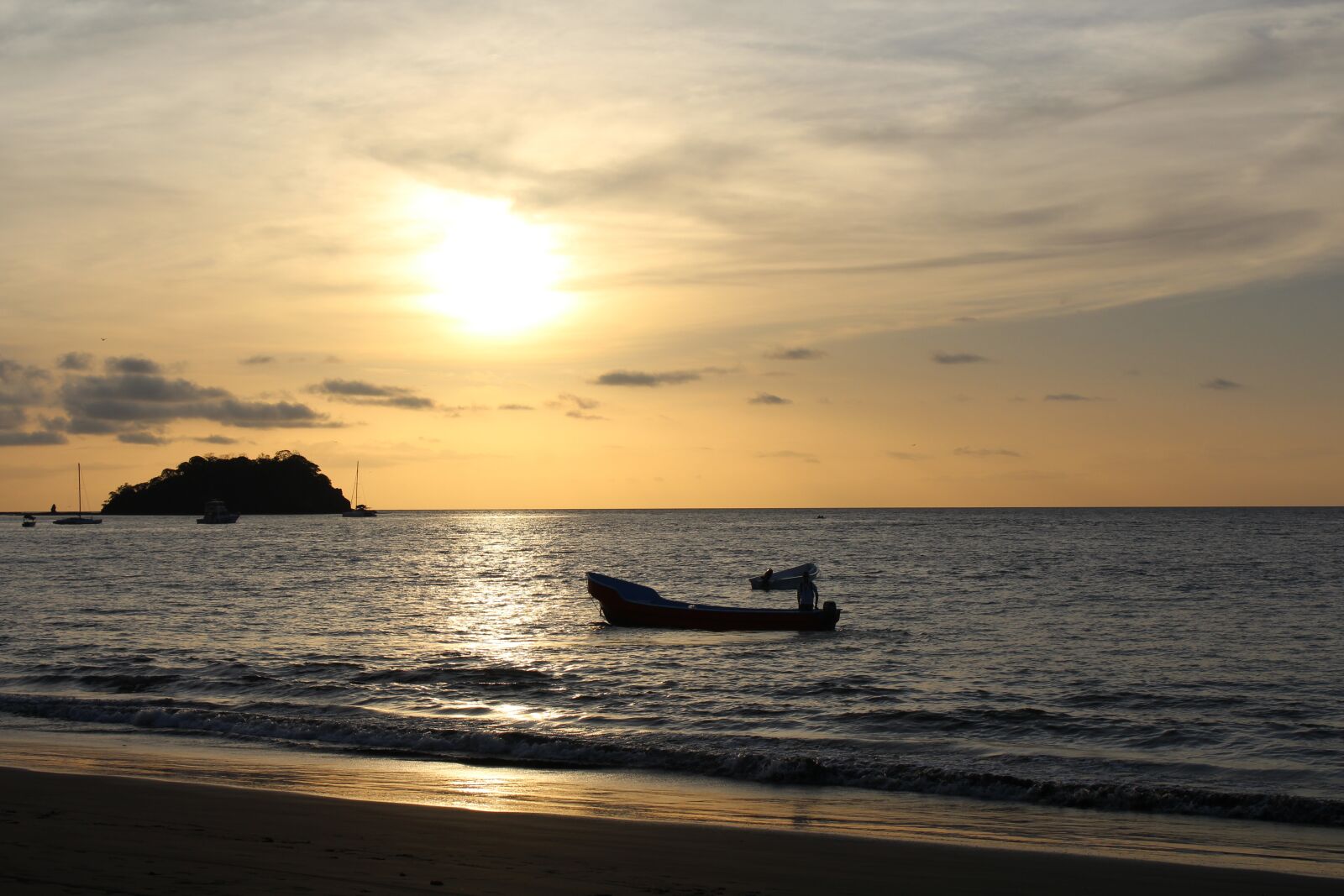 Canon EOS 1200D (EOS Rebel T5 / EOS Kiss X70 / EOS Hi) sample photo. Sunset, boat, costa rica photography
