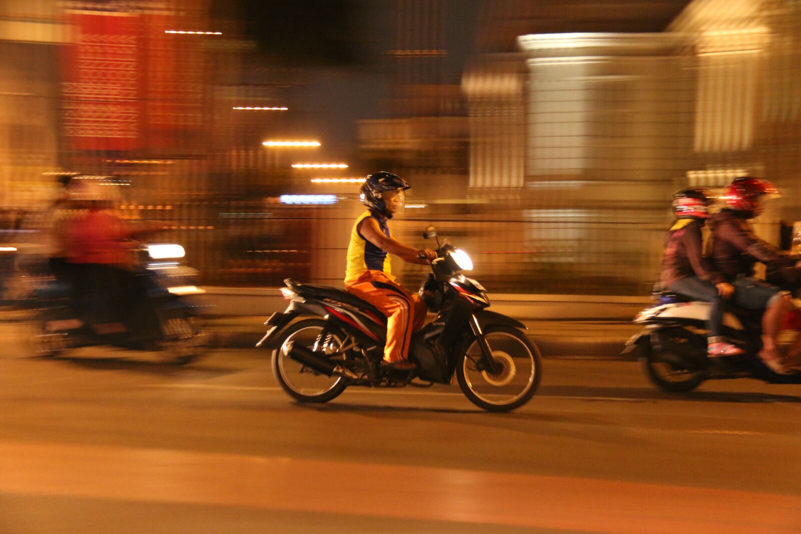 Canon EF-S 18-200mm F3.5-5.6 IS sample photo. Panning, street, motion photography