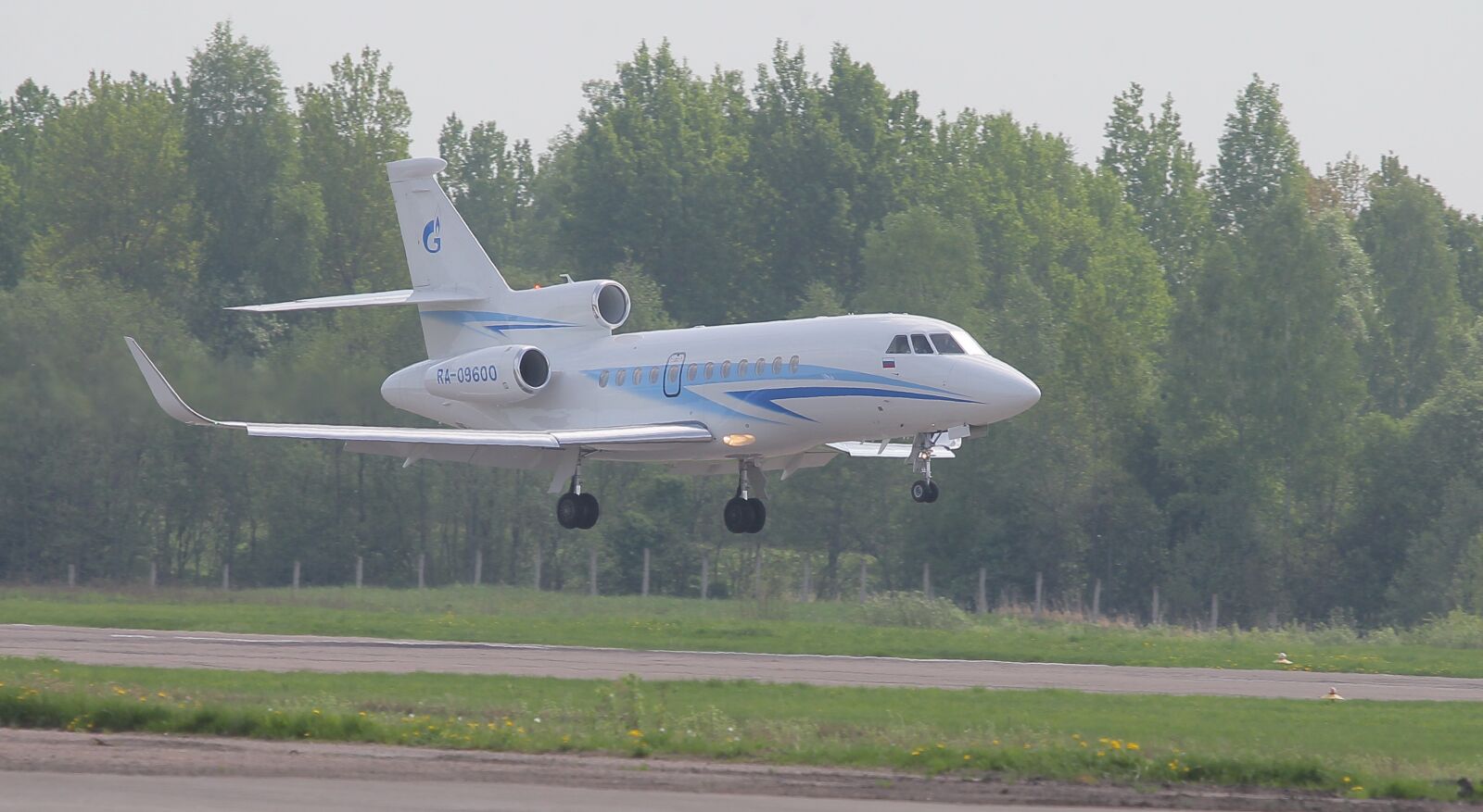 Canon EOS-1D Mark IV sample photo. Plane, landing, arrival photography