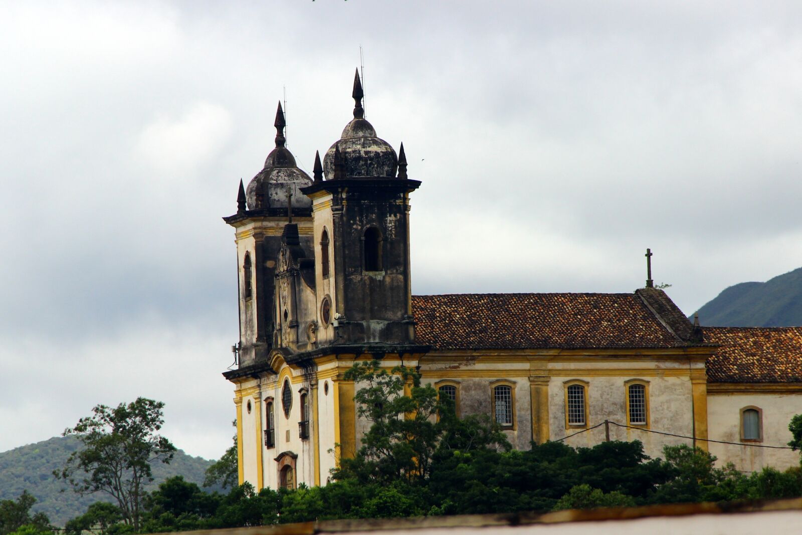 Canon EOS 600D (Rebel EOS T3i / EOS Kiss X5) + Canon EF-S 18-135mm F3.5-5.6 IS sample photo. Black gold, church, brazil photography