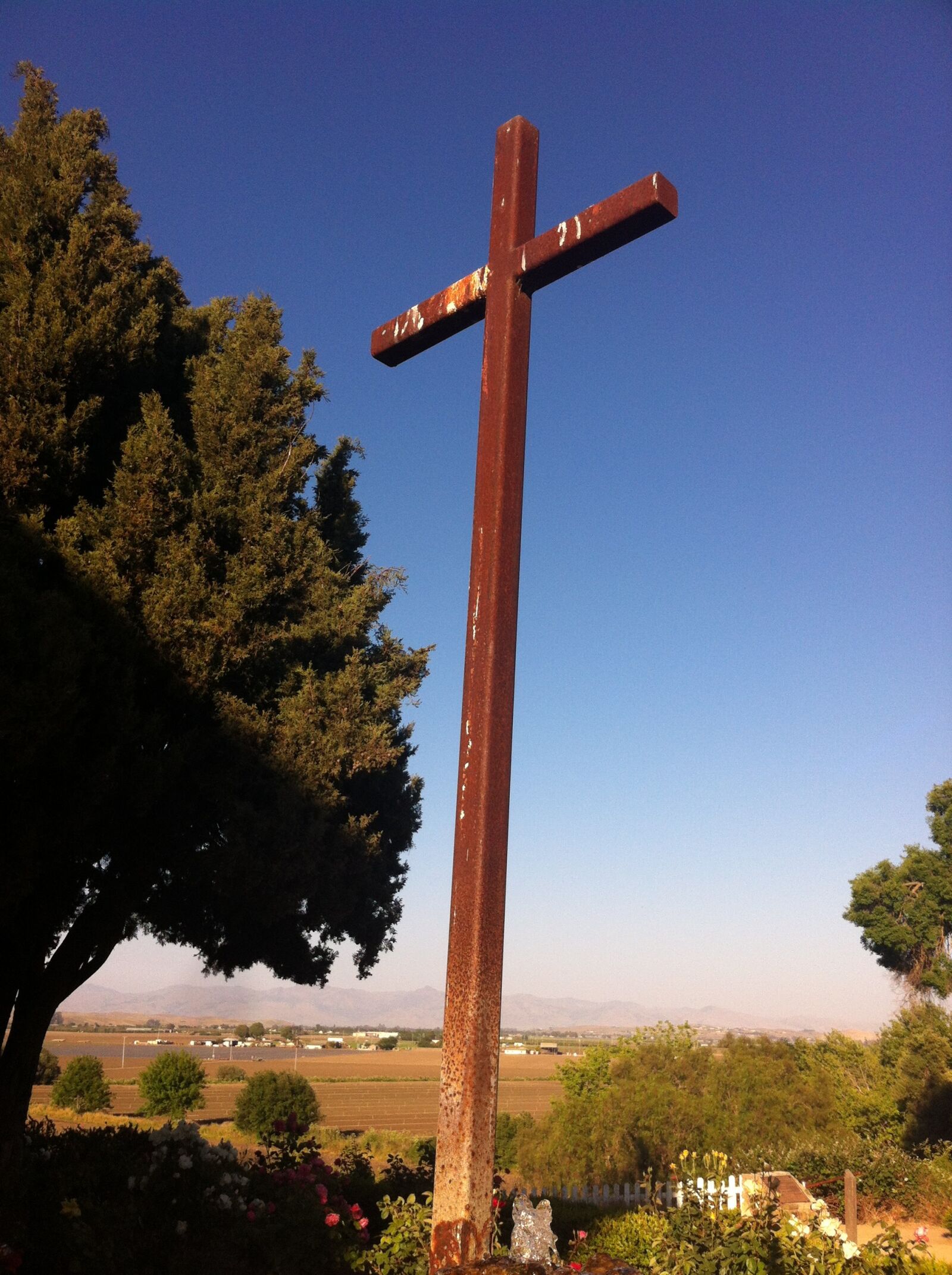 Apple iPhone 4 sample photo. Cross, religion, metal photography