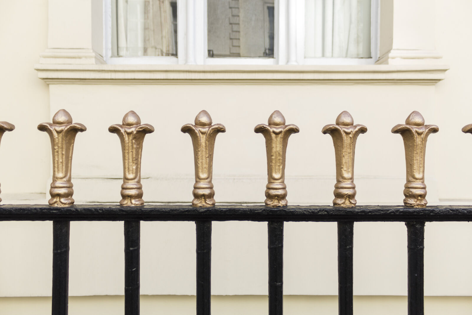 Canon EOS 600D (Rebel EOS T3i / EOS Kiss X5) sample photo. Fence, gate, gold, metal photography