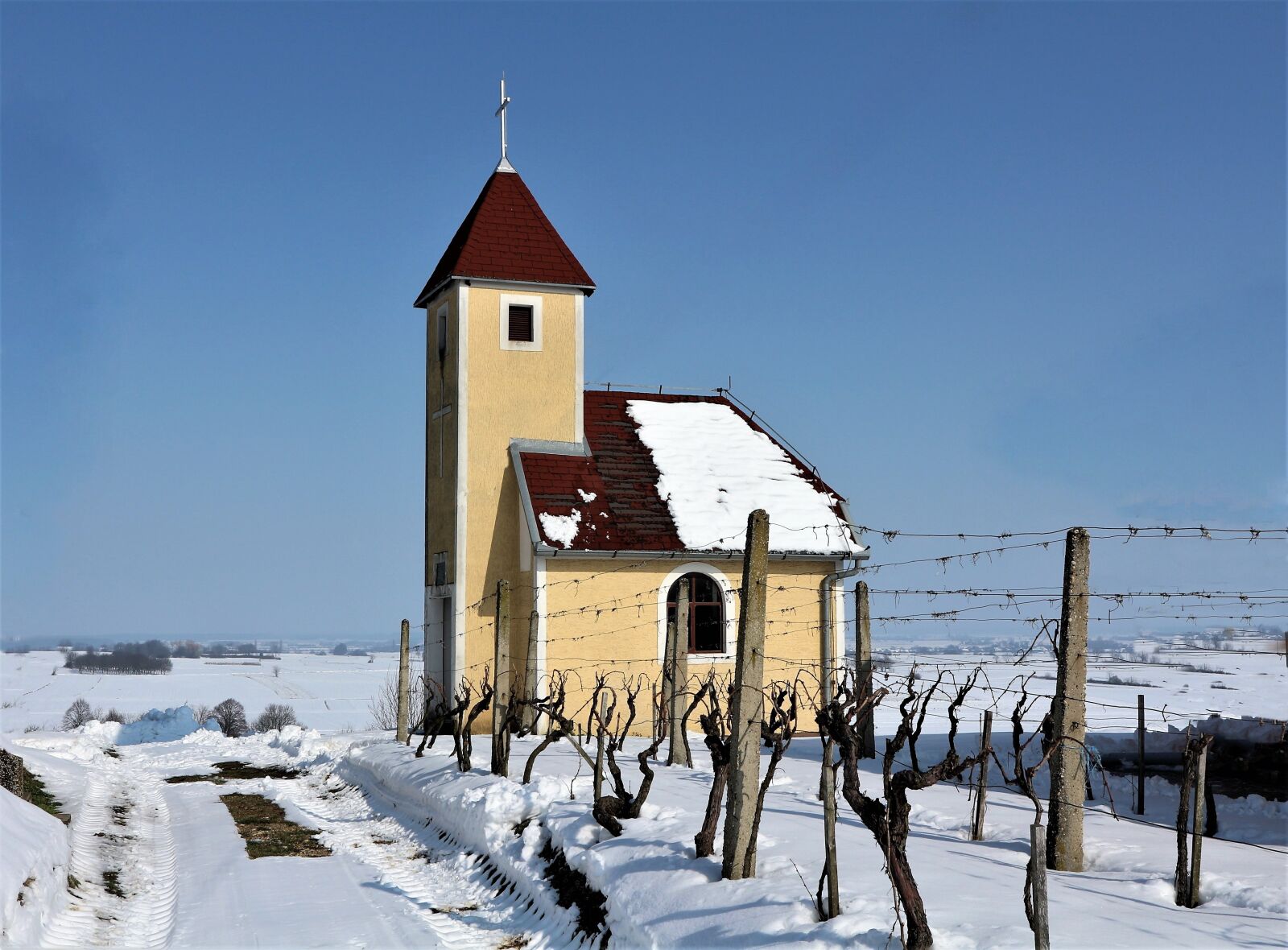 Canon EOS M10 sample photo. Church, little, vineyard photography