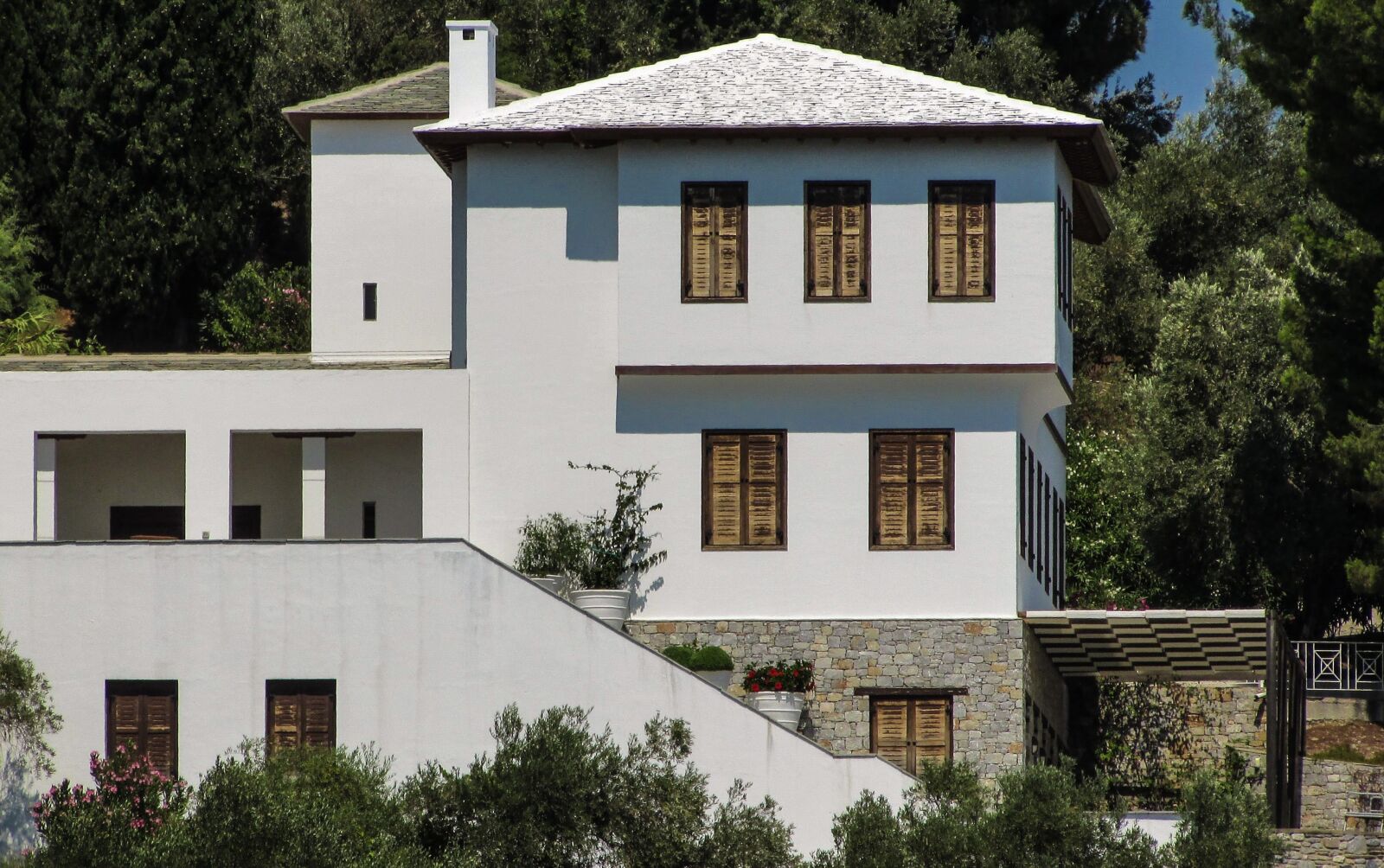 Canon PowerShot SX400 IS sample photo. House, white, traditional photography