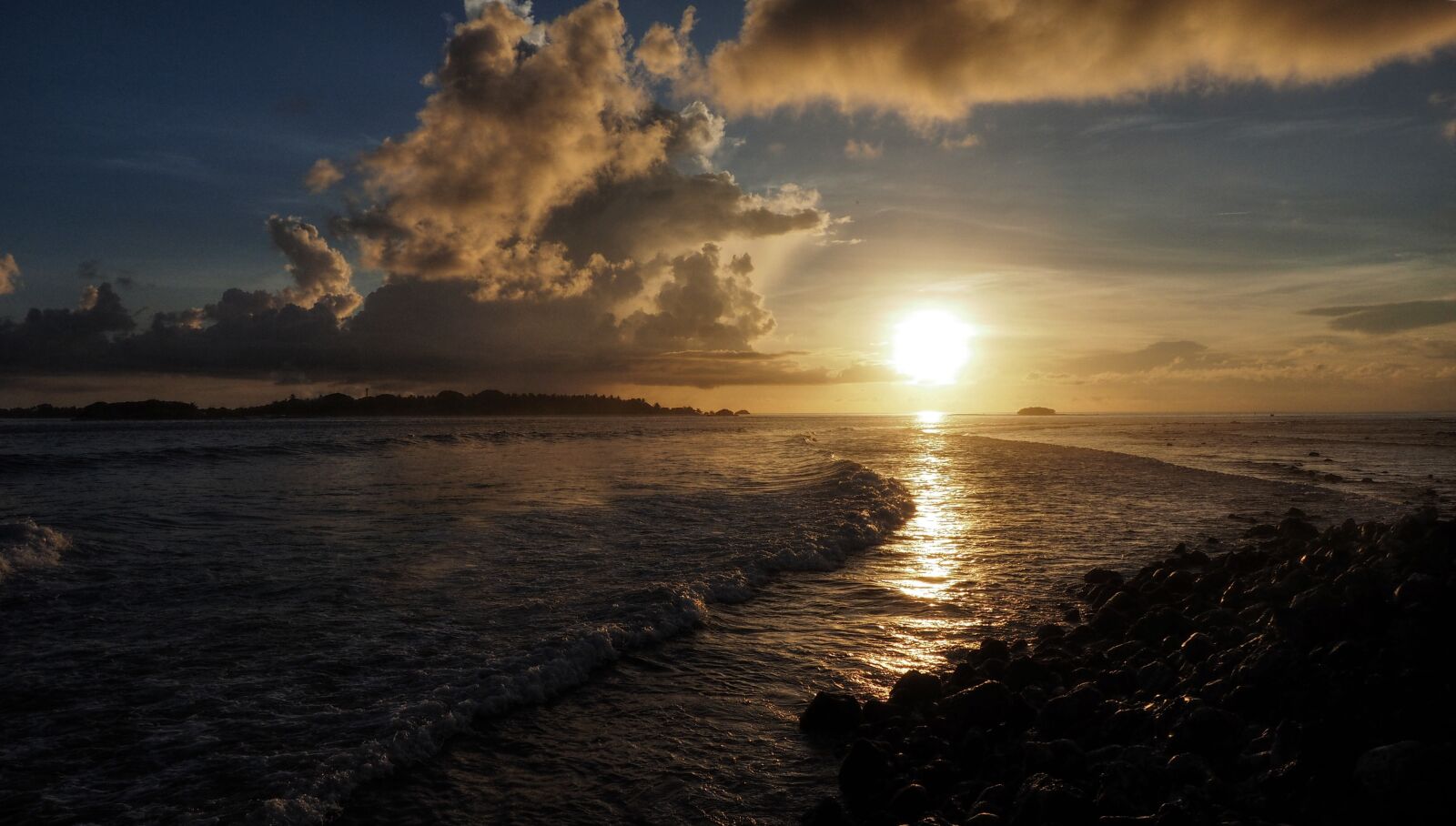 Olympus OM-D E-M1 + OLYMPUS M.12-50mm F3.5-6.3 sample photo. Sunset, sea, sun photography