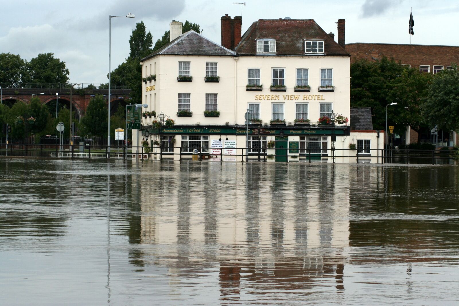 Canon EOS 350D (EOS Digital Rebel XT / EOS Kiss Digital N) sample photo. Floods, pub, riverside photography