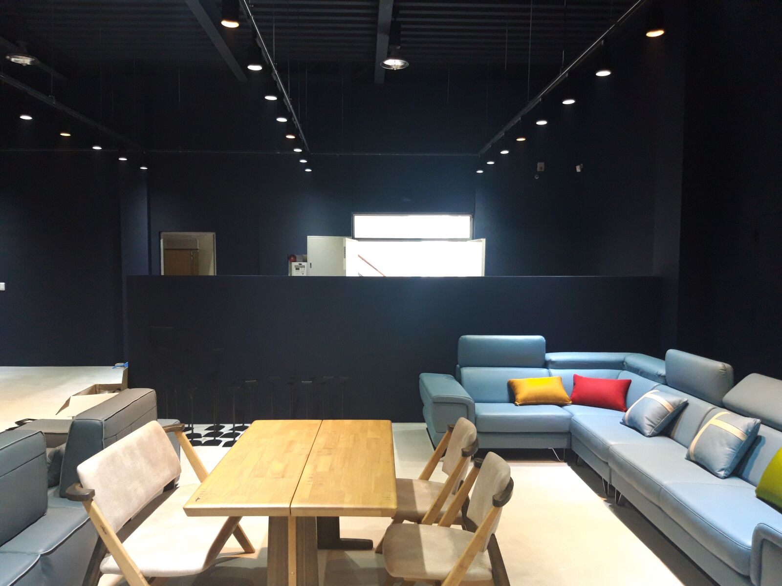 Samsung Galaxy A6 sample photo. Dining table, sofa, display photography