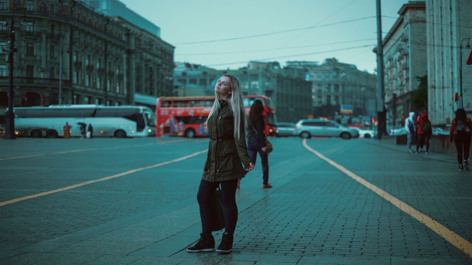 Canon EOS 5D Mark III sample photo. Girl, red bus, moscow photography