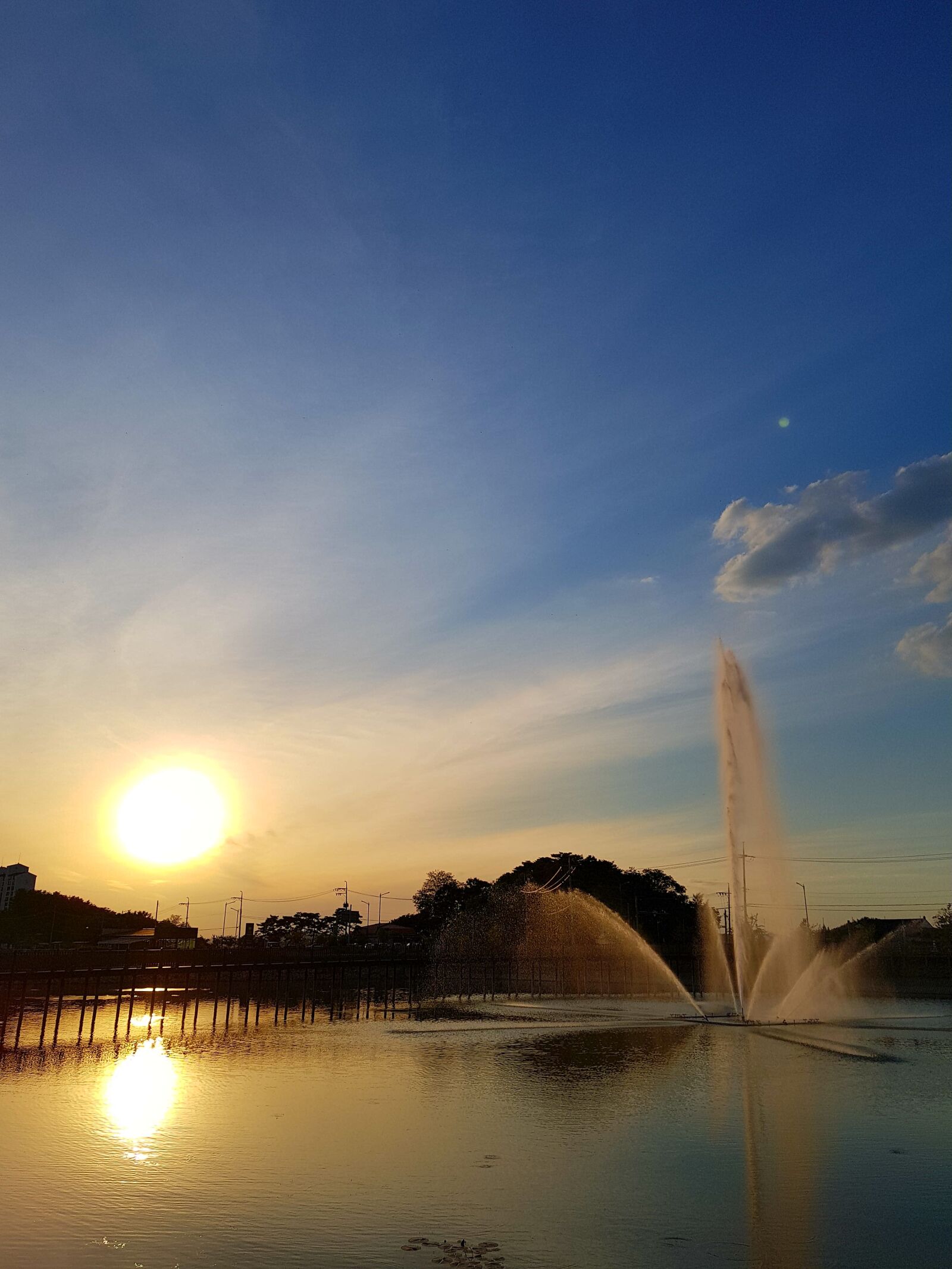 Samsung Galaxy S8+ sample photo. Lake, sunset, fountain photography