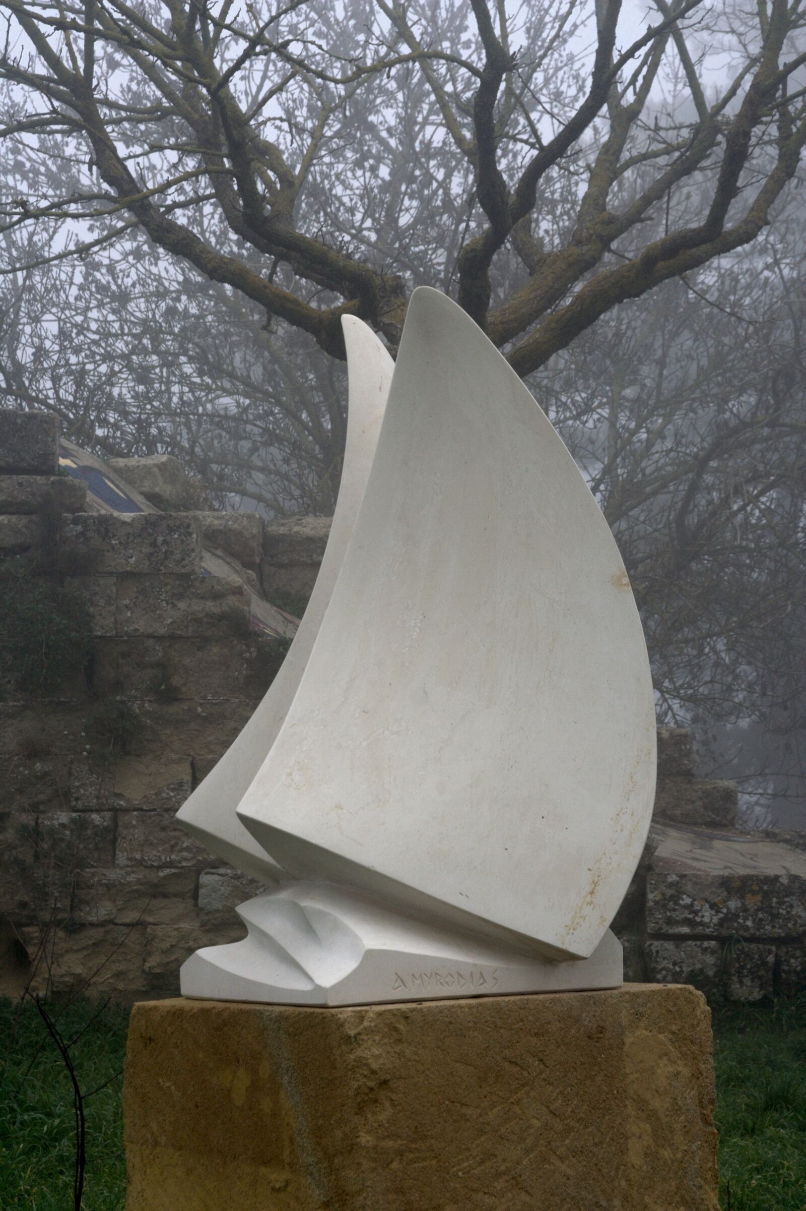 Canon EOS 350D (EOS Digital Rebel XT / EOS Kiss Digital N) sample photo. Fog, sculpture, artwork photography