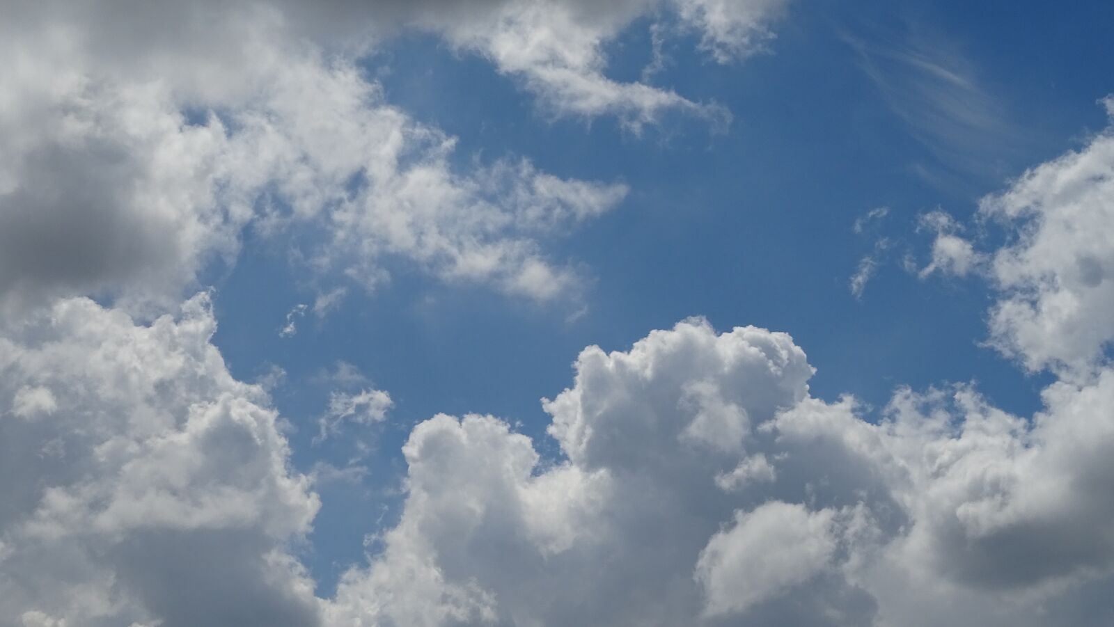 Sony DSC-HX60 sample photo. Clouds, sky, blue photography