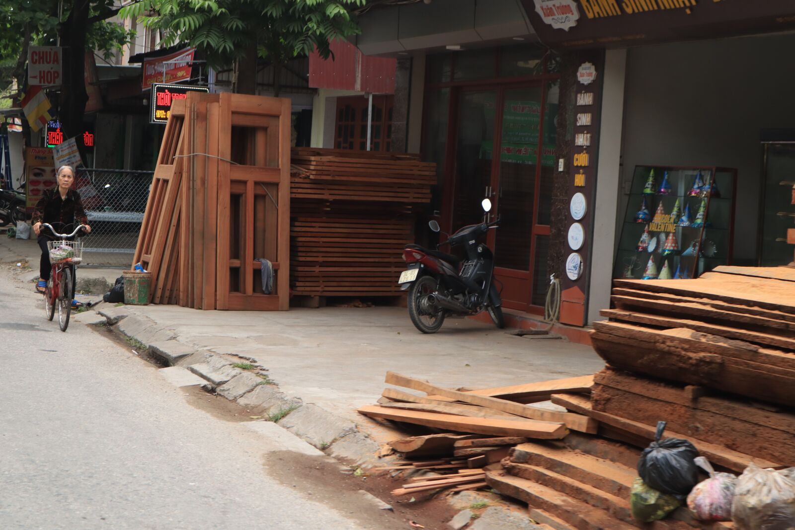 Canon EOS M50 (EOS Kiss M) sample photo. Shop, wooden, wood photography