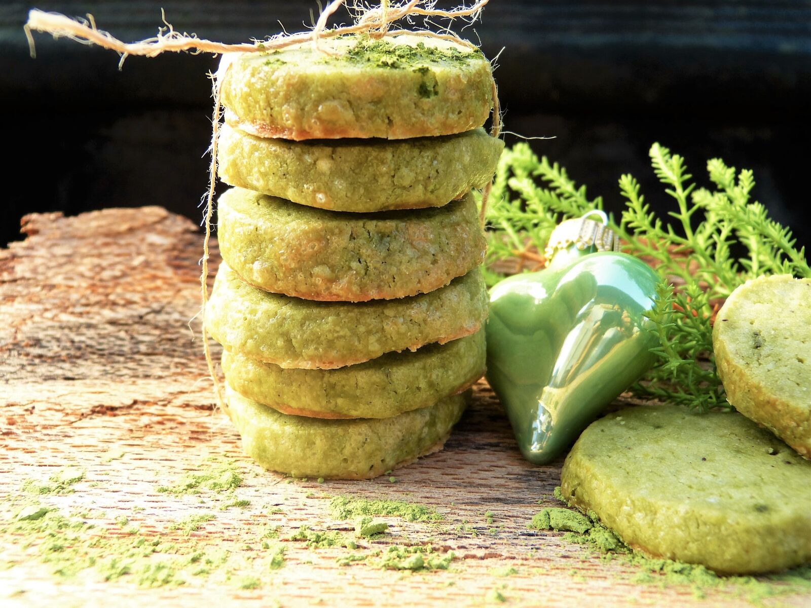 Panasonic Lumix DMC-FZ150 sample photo. Green, cookie, green tea photography
