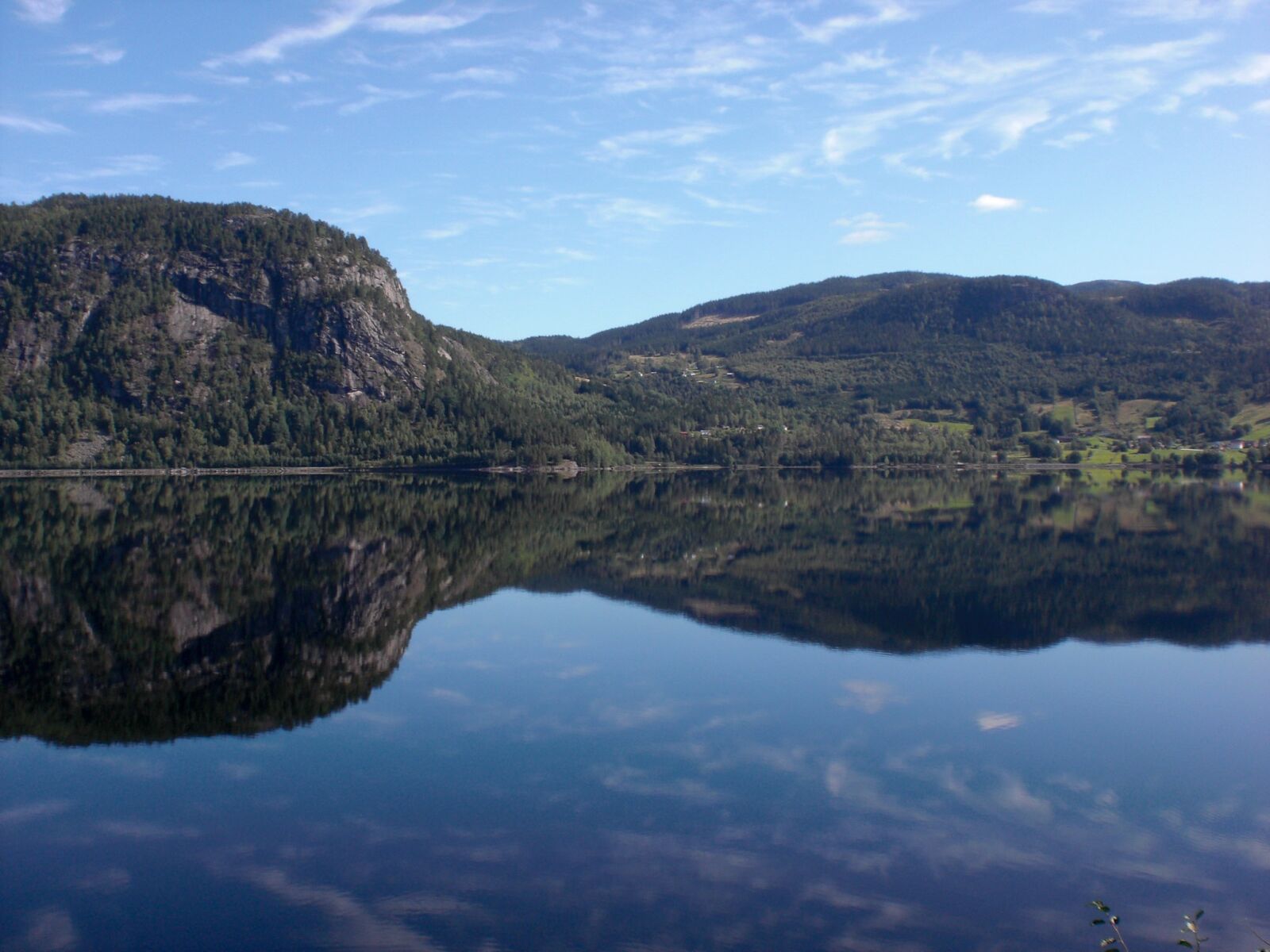 CASIO EX-Z80 sample photo. Norway, water, nature photography