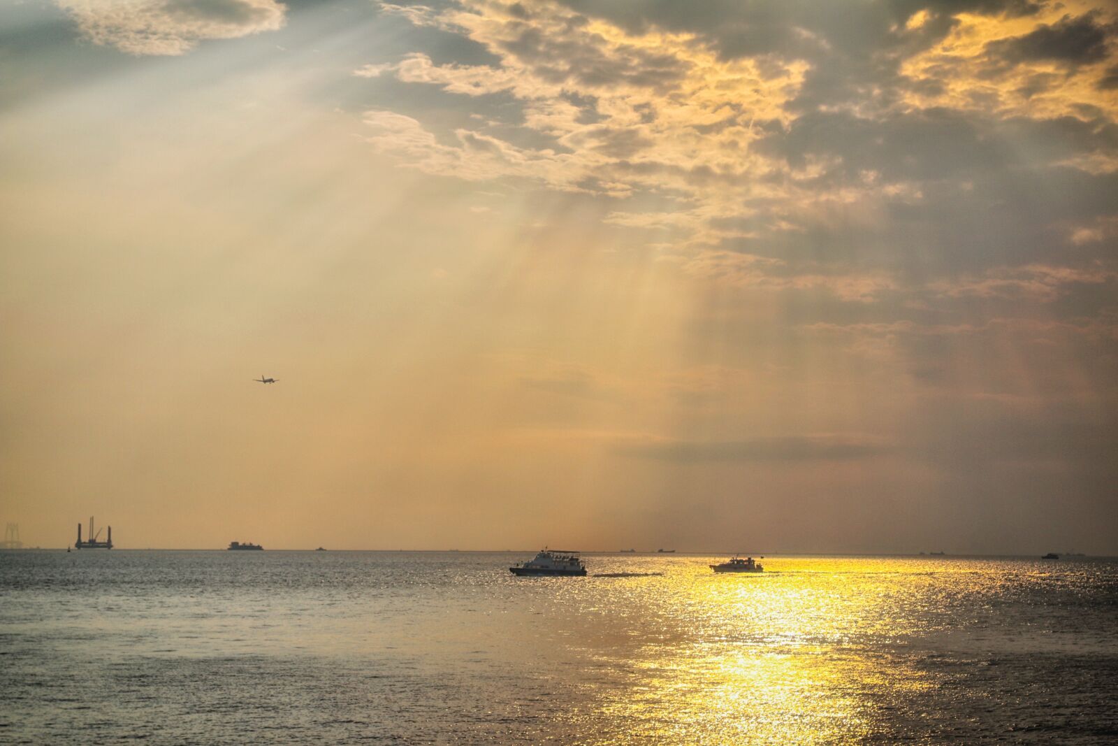 Canon EOS 70D + Canon EF 24-105mm F4L IS USM sample photo. Sun rays, sunset, boat photography