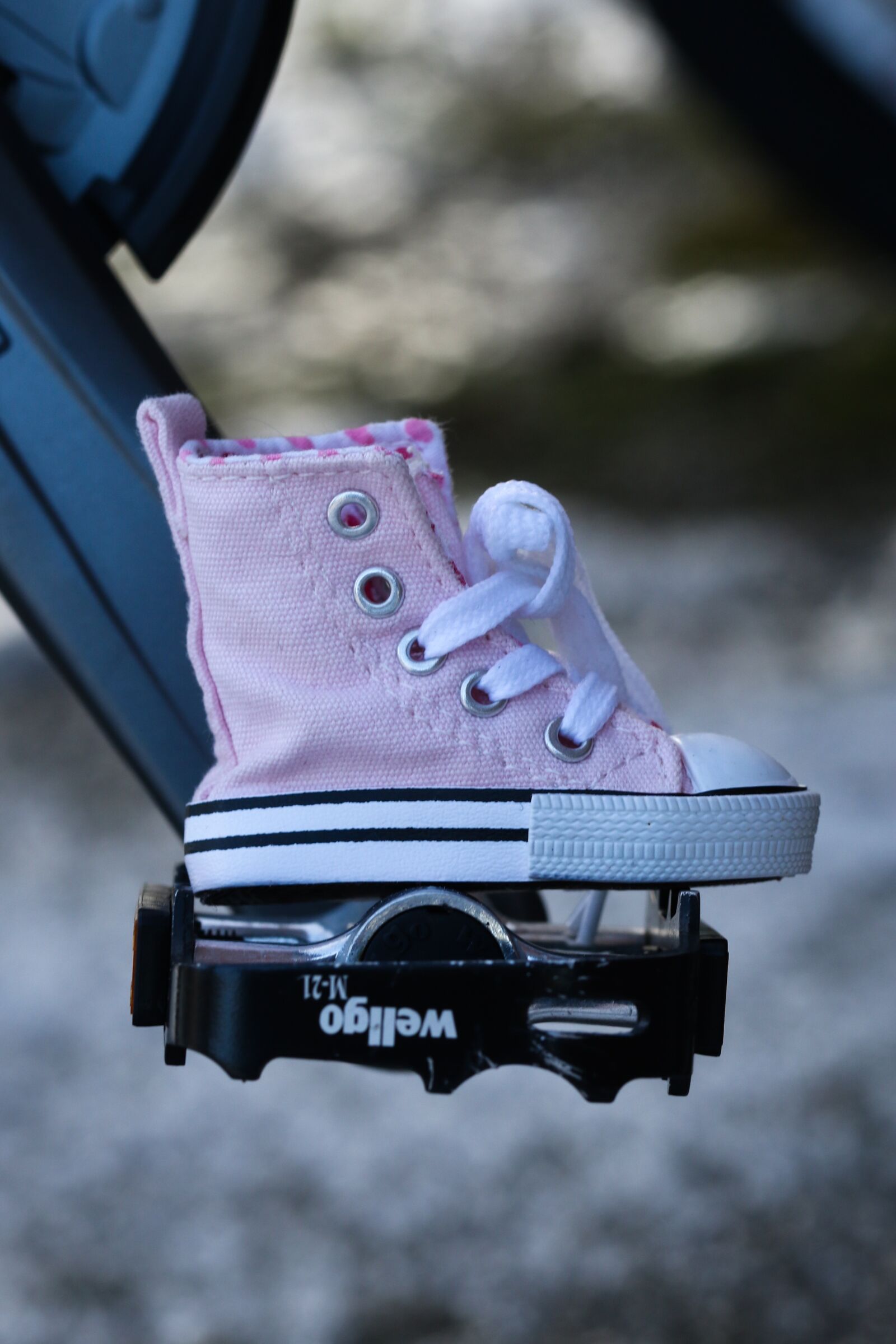 Canon EOS 7D Mark II sample photo. Shoe, pedal, cycle photography