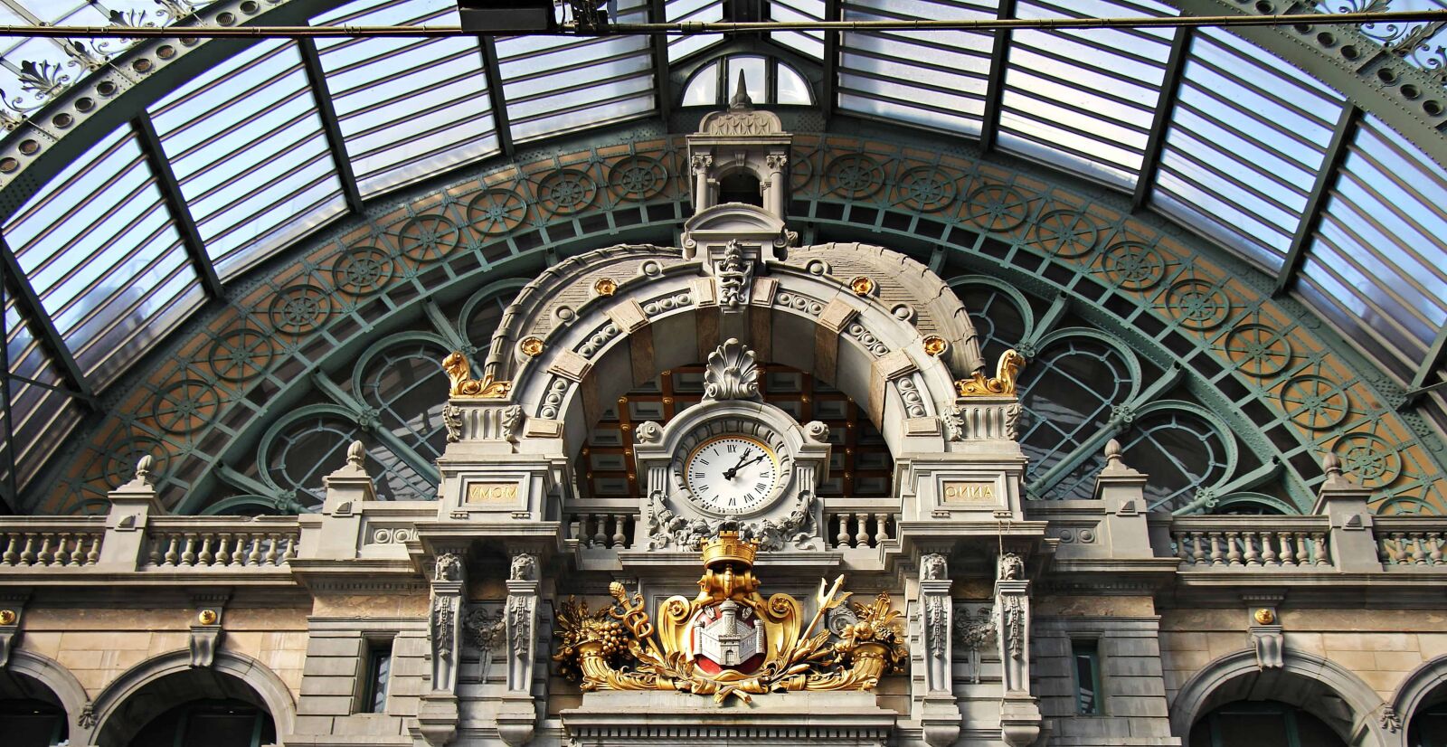 Canon EOS 550D (EOS Rebel T2i / EOS Kiss X4) sample photo. Arabesque, architecture, clock, station photography