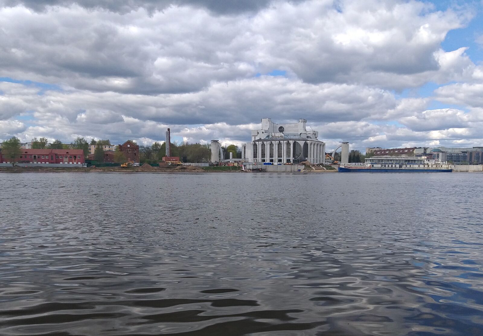 Samsung Galaxy J8 sample photo. Volkhov, river, theatre photography