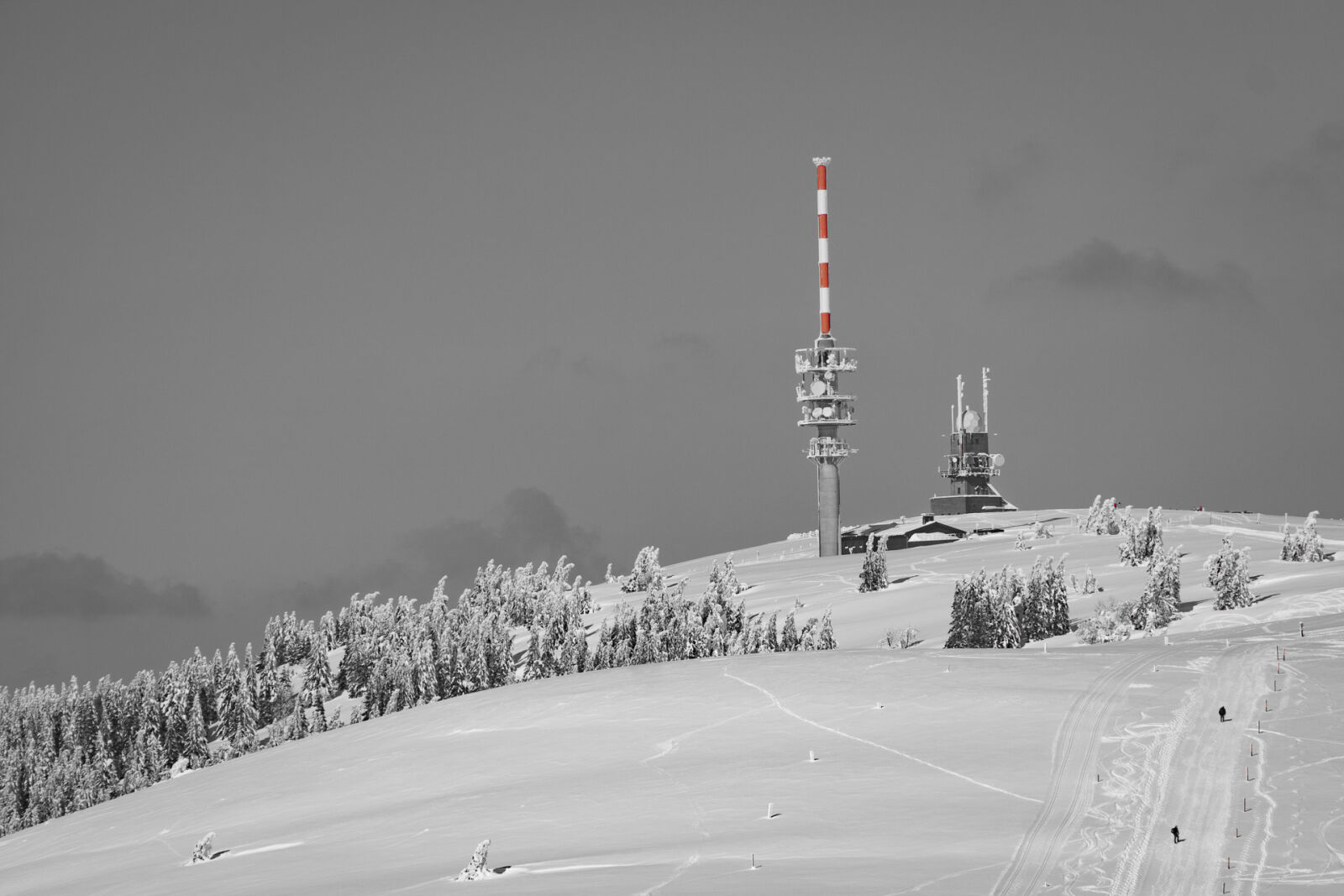 Sony E PZ 18-105mm F4 G OSS sample photo. Snow, landscape, mountains, red photography