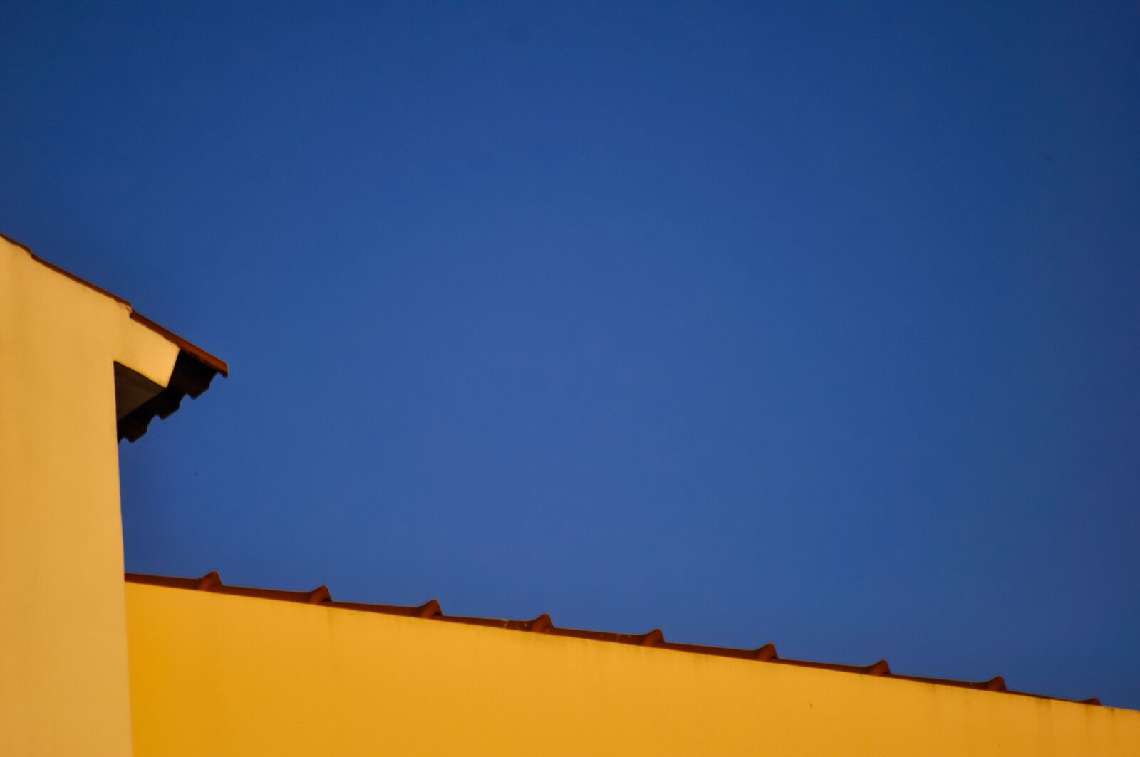 Nikon D90 sample photo. Sky, building, yellow photography