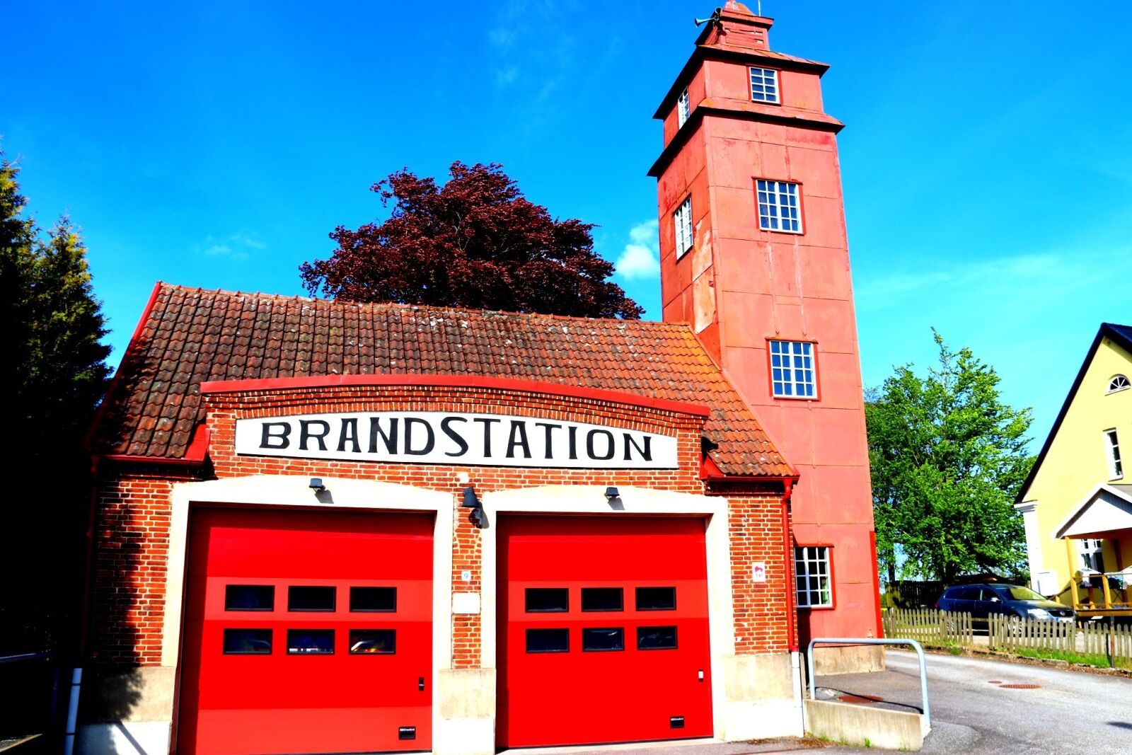 Canon EOS 80D + Canon EF-S 18-200mm F3.5-5.6 IS sample photo. Fire station, vollsjö, red photography