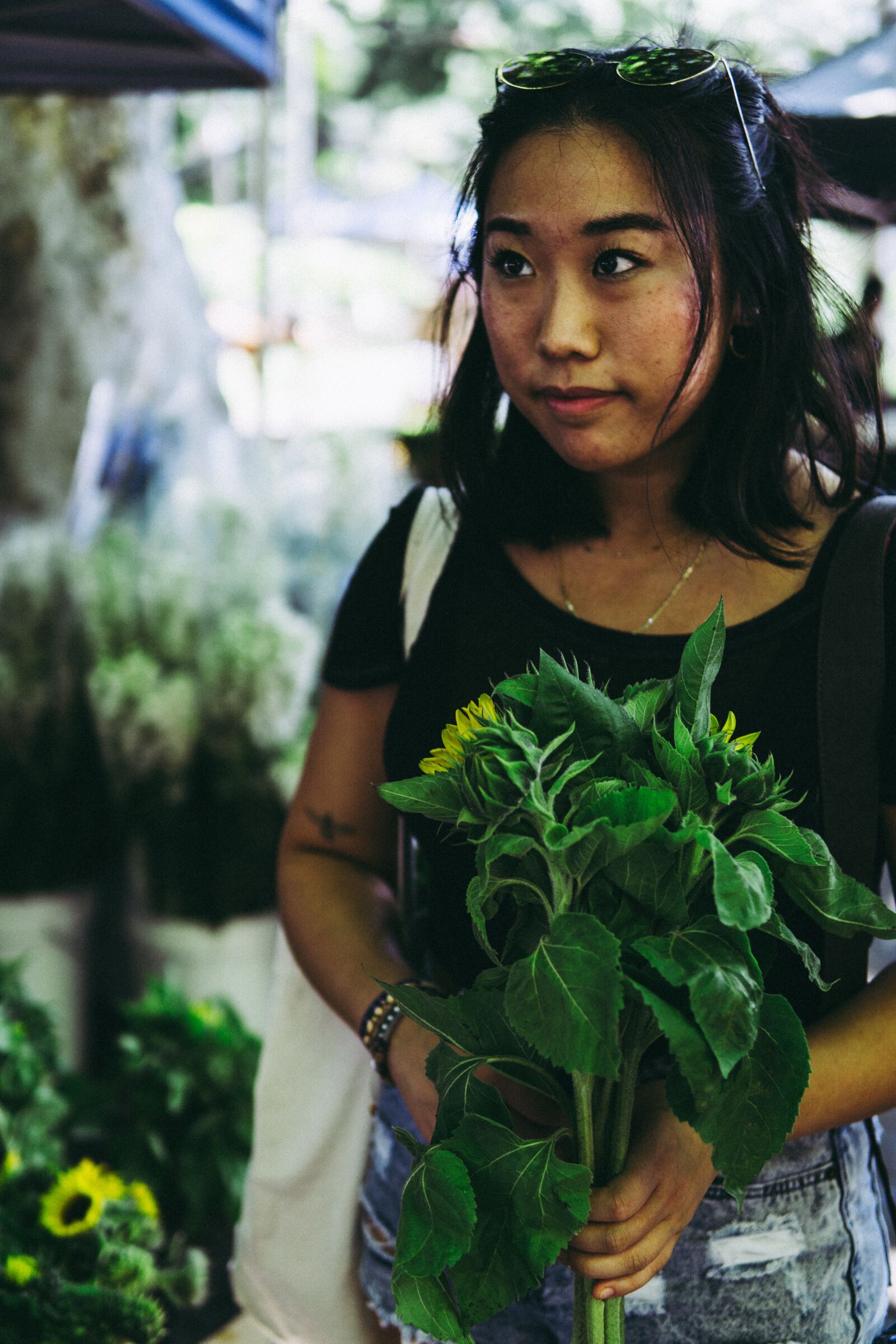 Sony a6000 sample photo. Woman, asian, flowers photography