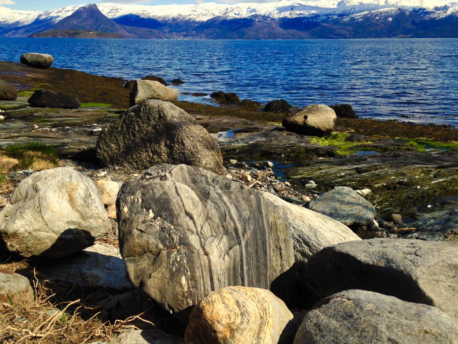 iPhone 5 back camera 4.12mm f/2.4 sample photo. Shore, water, norway photography