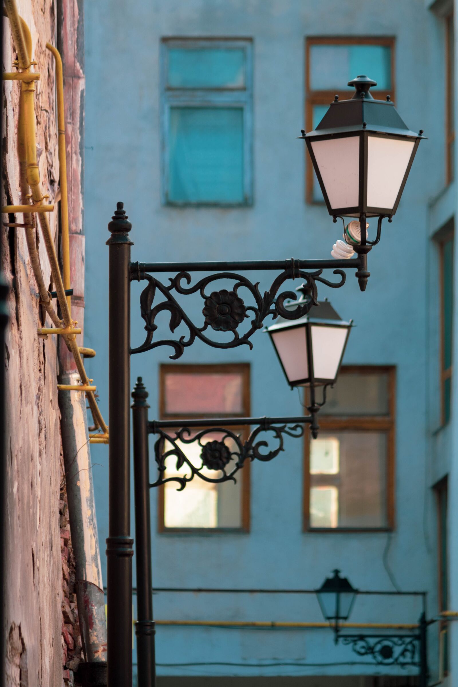Canon EOS 1300D (EOS Rebel T6 / EOS Kiss X80) sample photo. Street, lamps, architecture photography