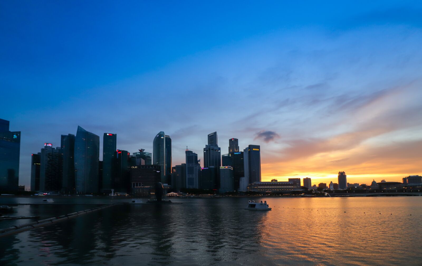 Canon EOS 800D (EOS Rebel T7i / EOS Kiss X9i) + Canon EF-S 10-18mm F4.5–5.6 IS STM sample photo. Singapore, sunset, blue hour photography