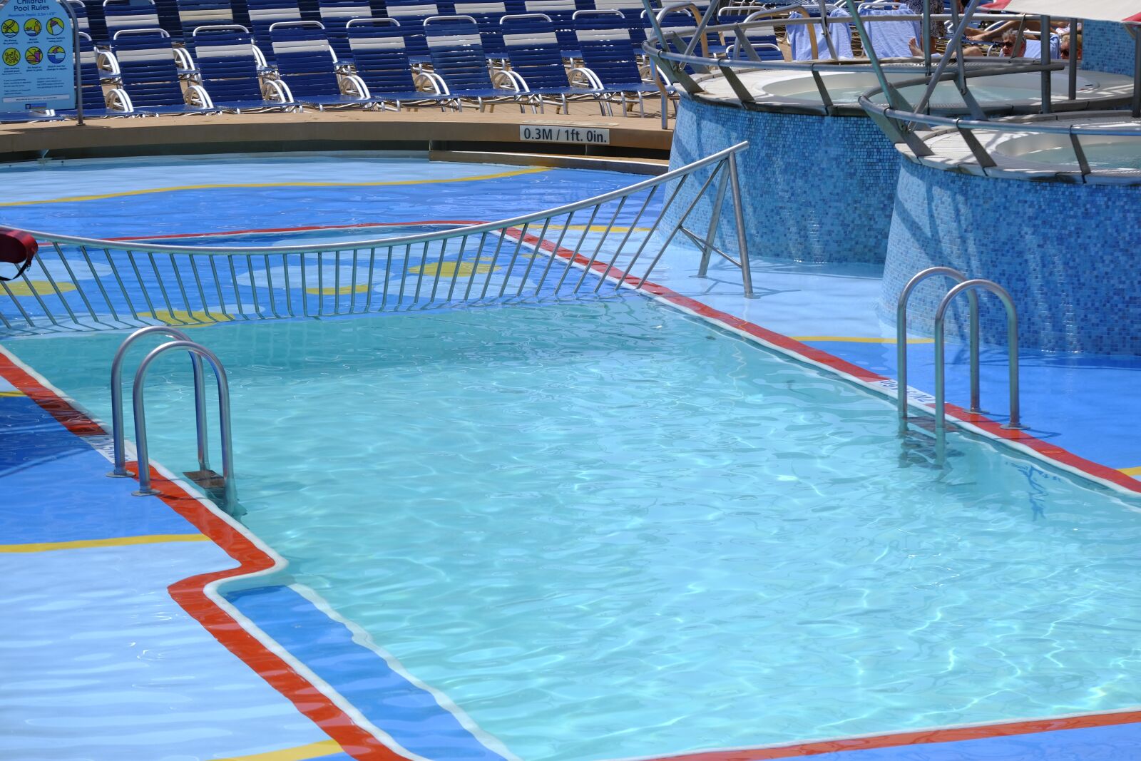 Fujifilm X-T2 + Fujifilm XF 55-200mm F3.5-4.8 R LM OIS sample photo. Pool, swimming pool, outdoor photography