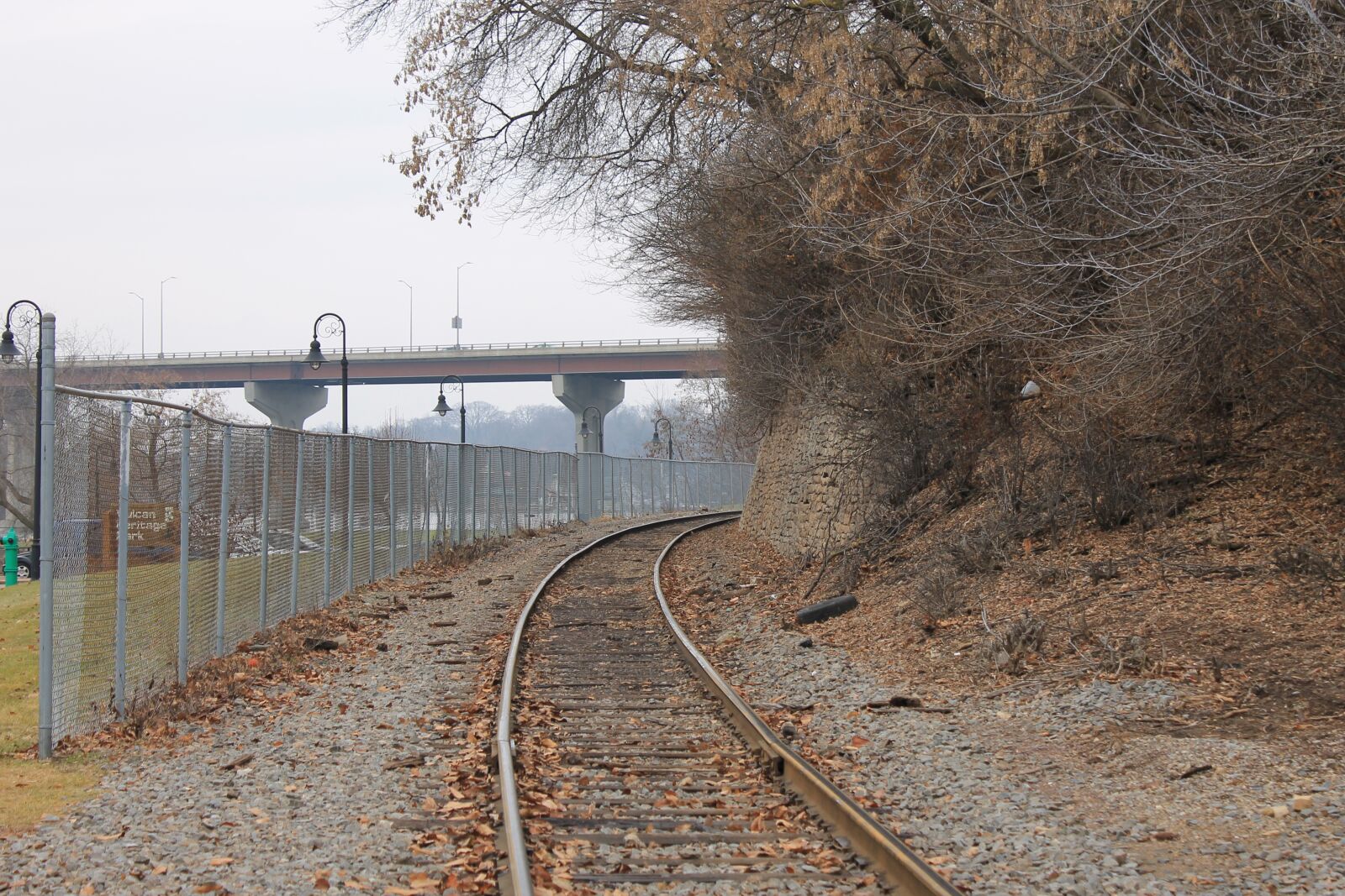 Canon EOS 1100D (EOS Rebel T3 / EOS Kiss X50) sample photo. Railroad, urban, transportation photography