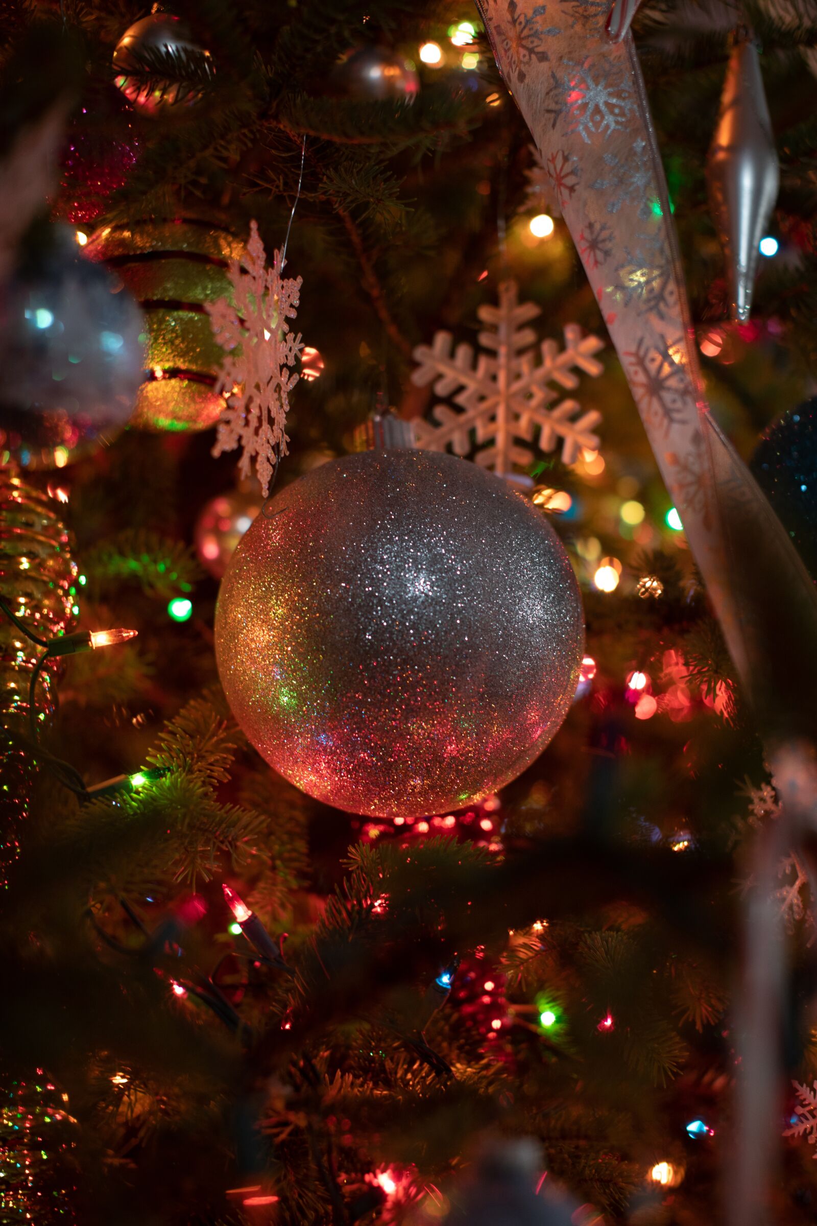 Canon EF 50mm F1.2L USM sample photo. Christmas, christmas lights, ornaments photography