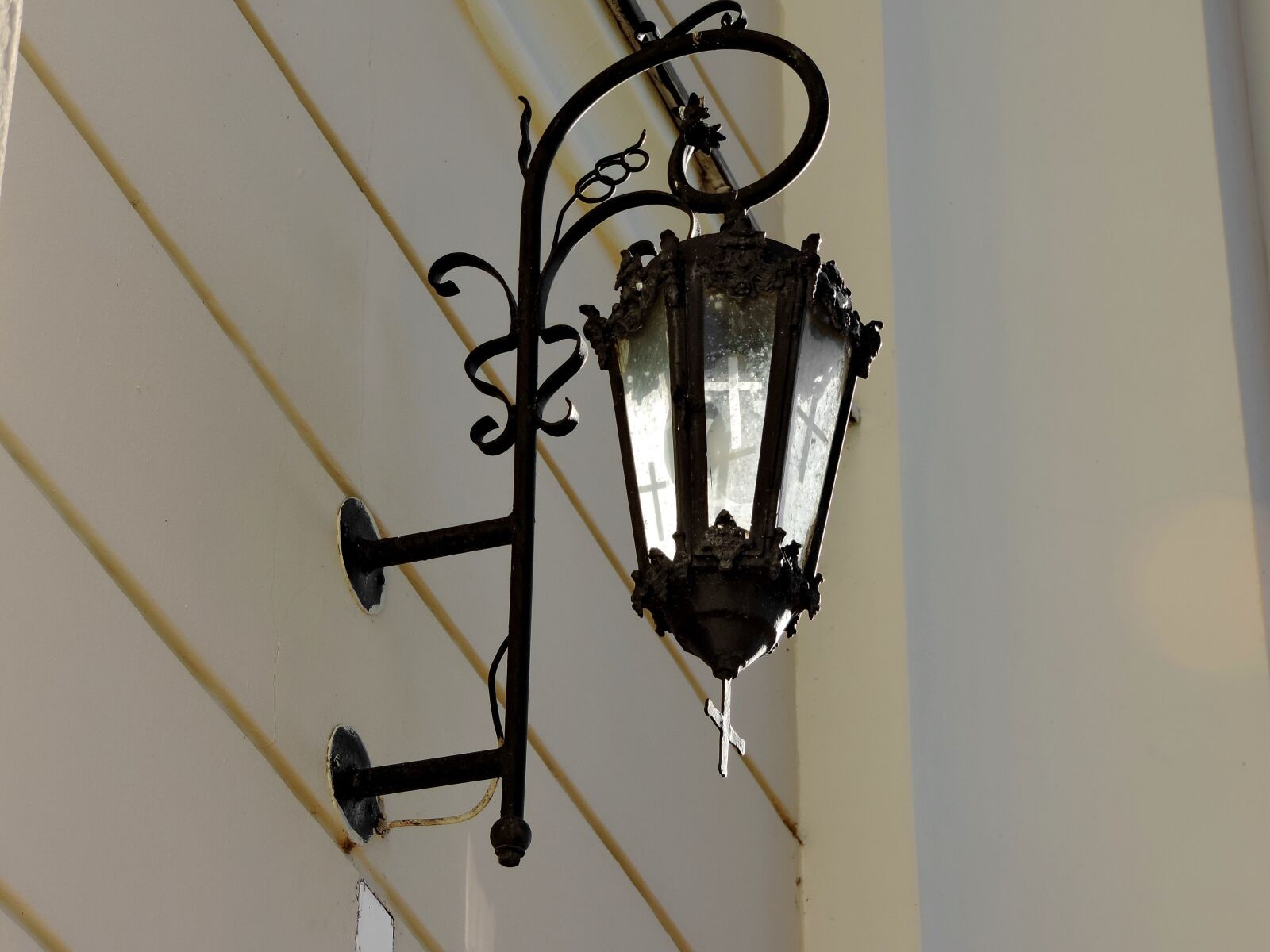 Nikon Coolpix P520 sample photo. Cast iron, christianity, lamp photography