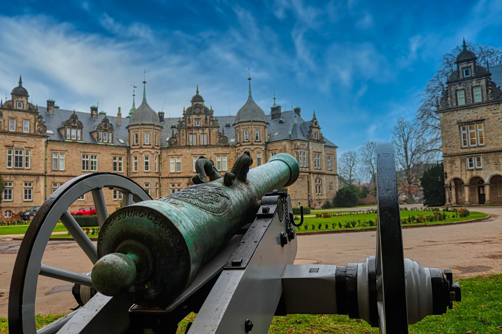 Canon EOS 200D (EOS Rebel SL2 / EOS Kiss X9) sample photo. Castle, gun, courtyard photography