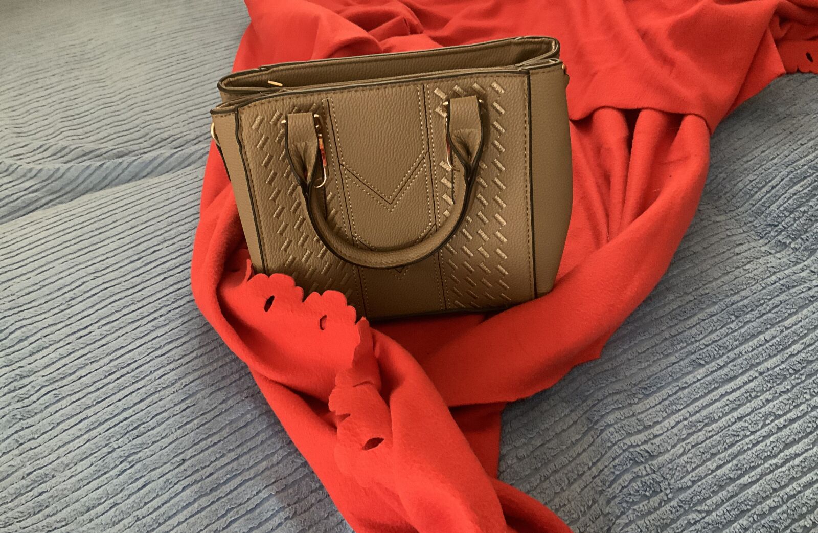iPad Pro (11-inch) back camera 3mm f/1.8 sample photo. Handbag, woman, fashion photography
