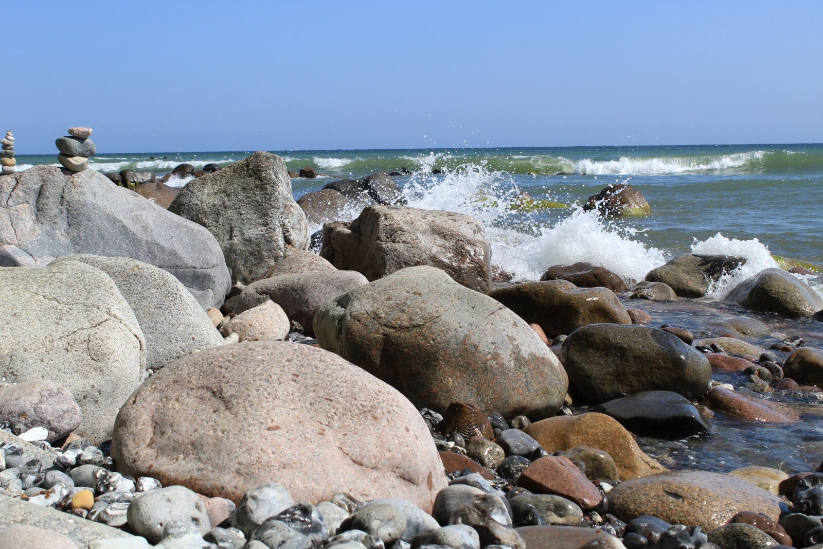 Canon EOS 4000D (EOS Rebel T100 / EOS 3000D) sample photo. Sea, water, stones photography