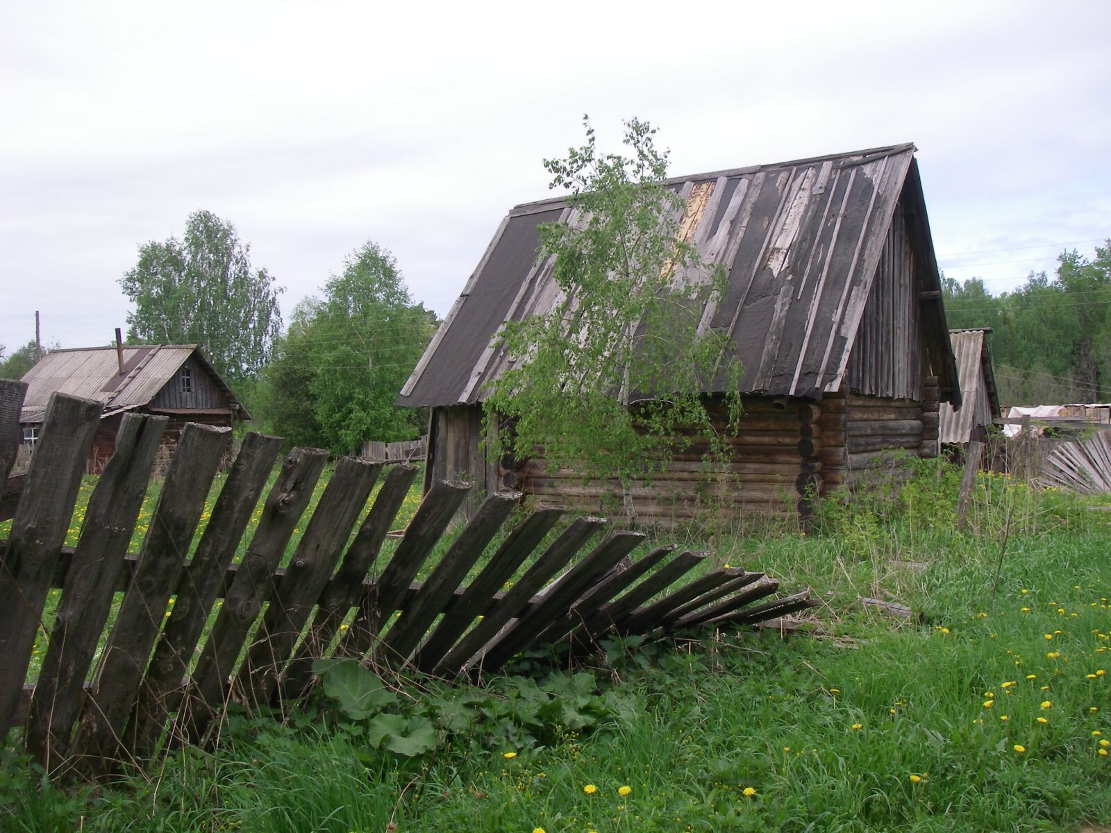 Pentax OPTIO W20 sample photo. Village, fence, old house photography
