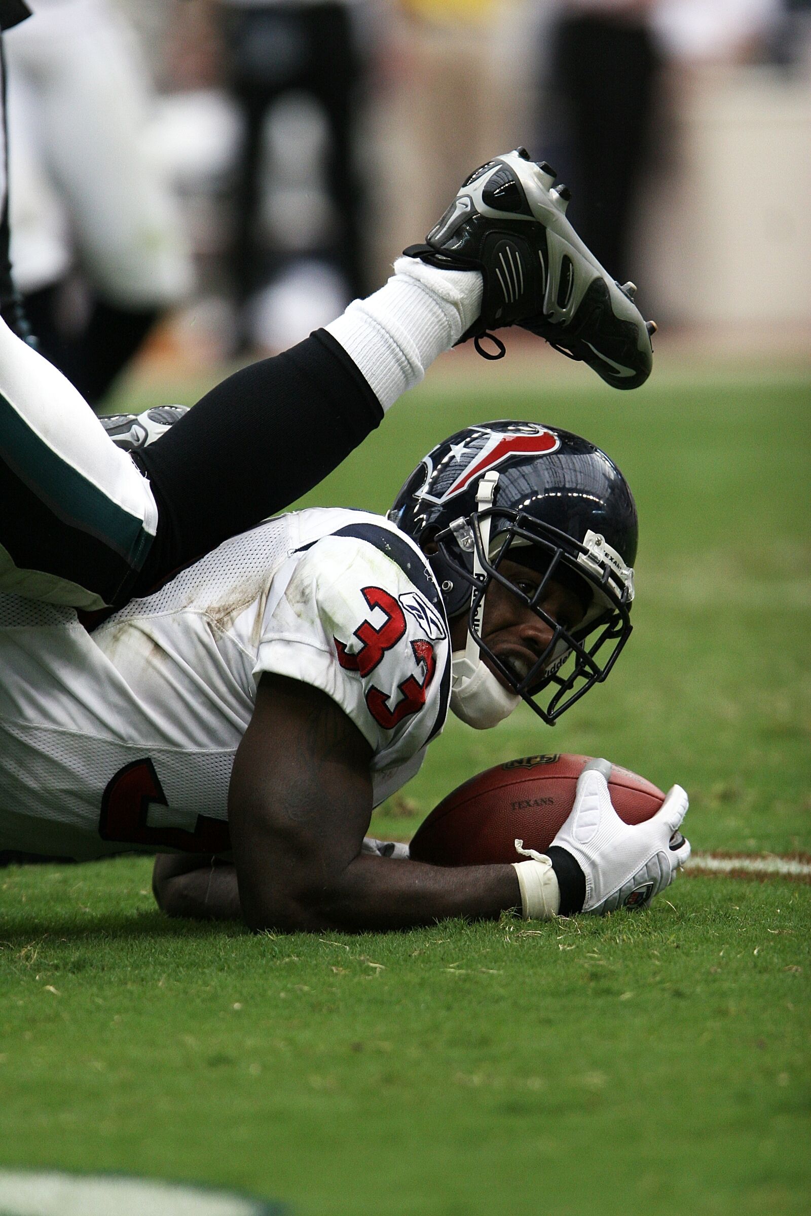 Canon EOS 20D sample photo. Football, professional, ball carrier photography