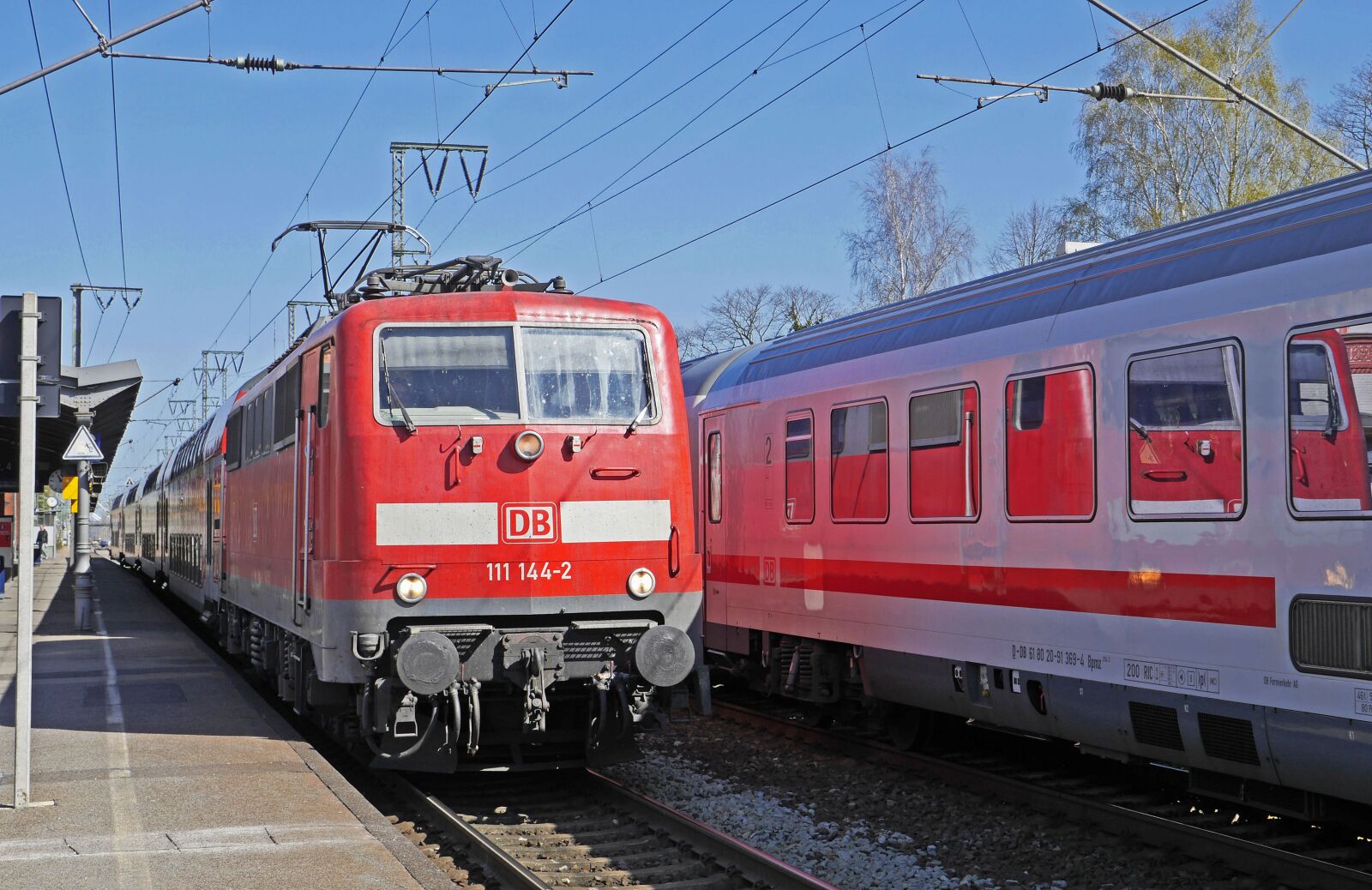 Panasonic Lumix DMC-GH3 sample photo. Zugbegegenung, platform, regional-express photography