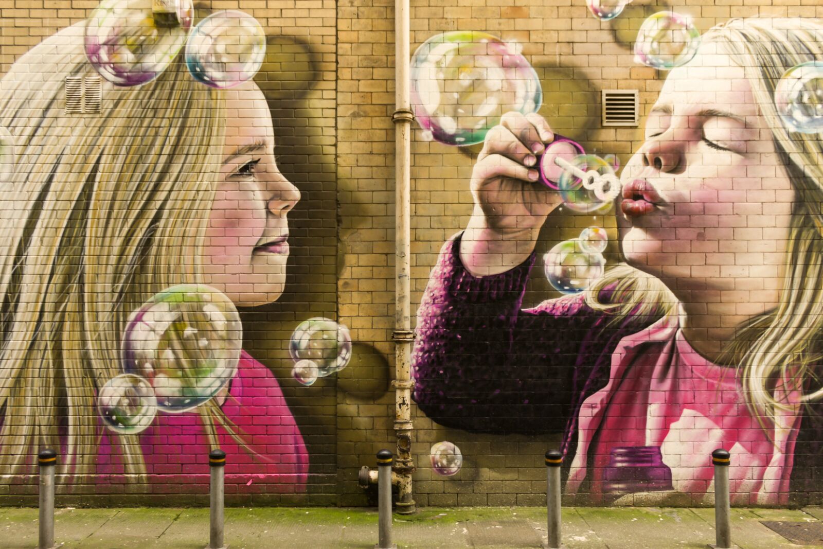 Canon EOS 4000D (EOS Rebel T100 / EOS 3000D) sample photo. Girls, bubbles, wall photography