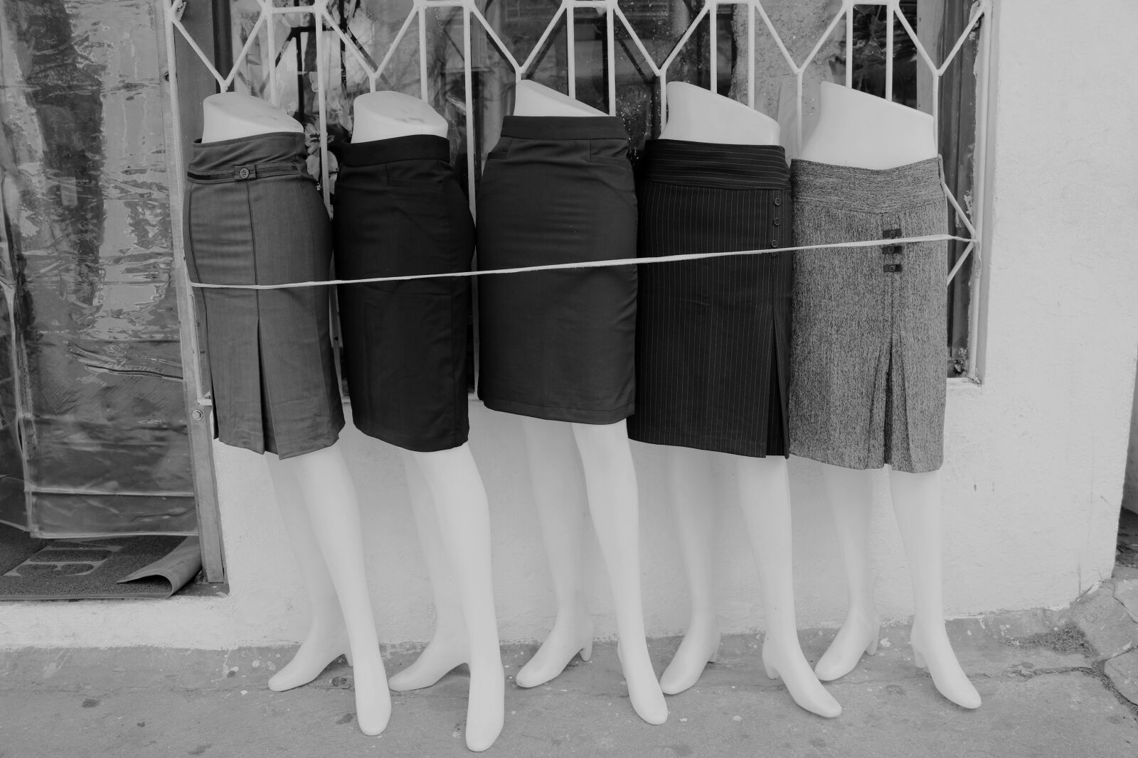 Canon EOS 750D (EOS Rebel T6i / EOS Kiss X8i) sample photo. Window, rock, dresses photography