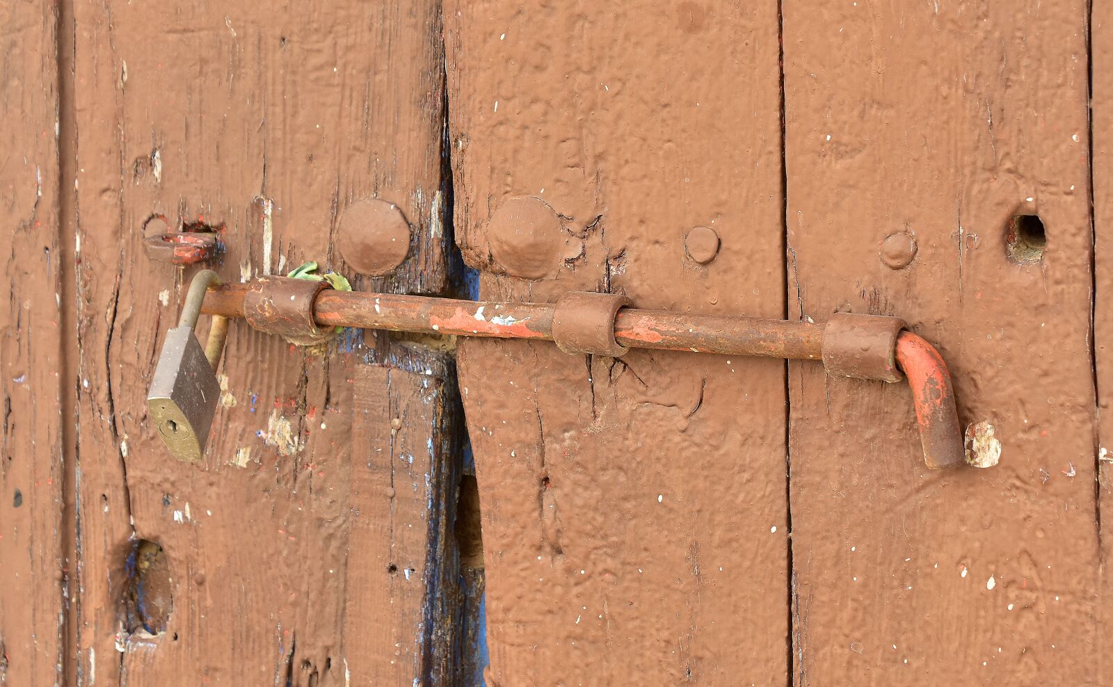 Nikon D7200 sample photo. Old door, bolt, wood photography