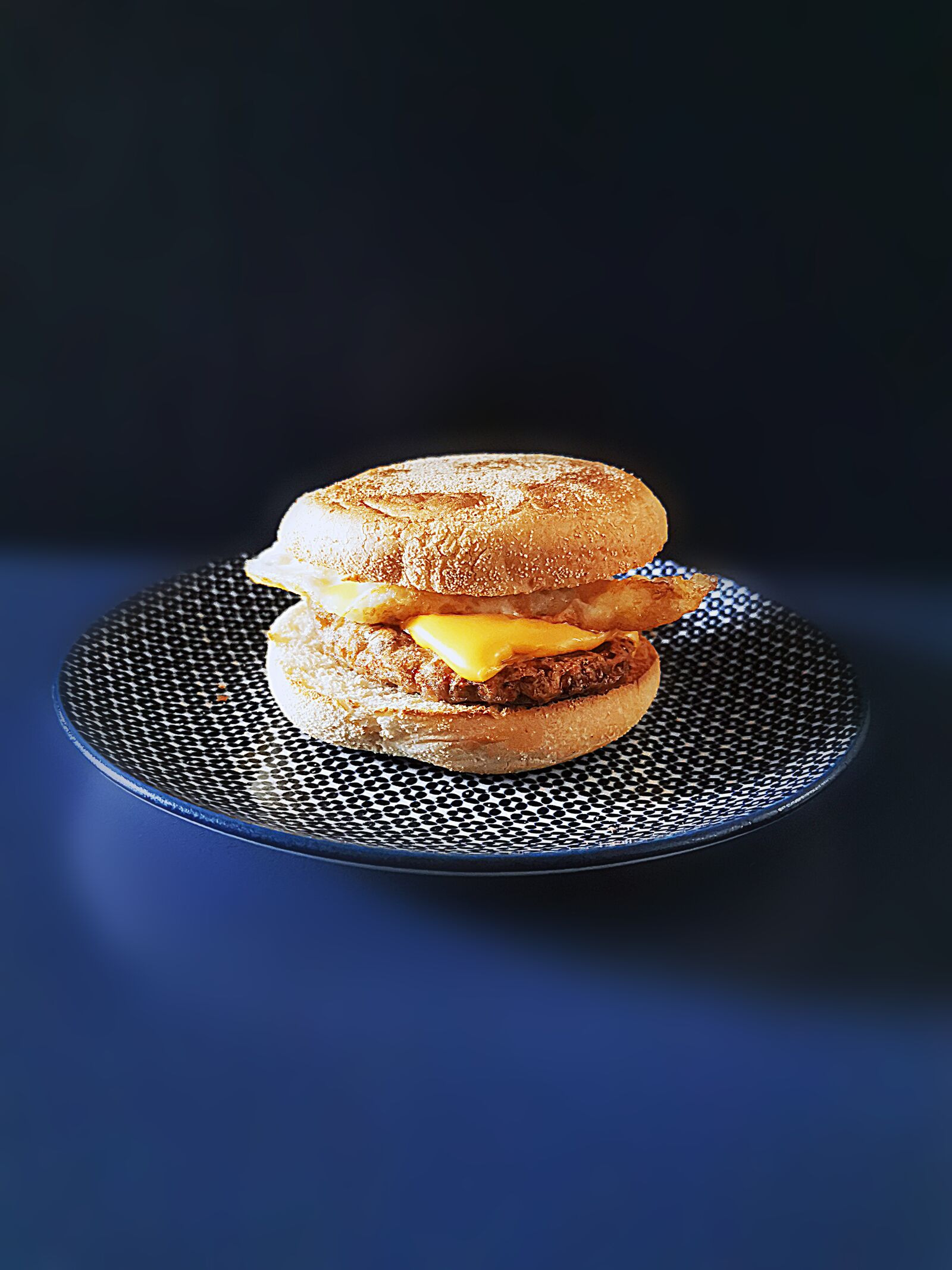 HUAWEI P30 sample photo. Burger, english muffin, breakfast photography