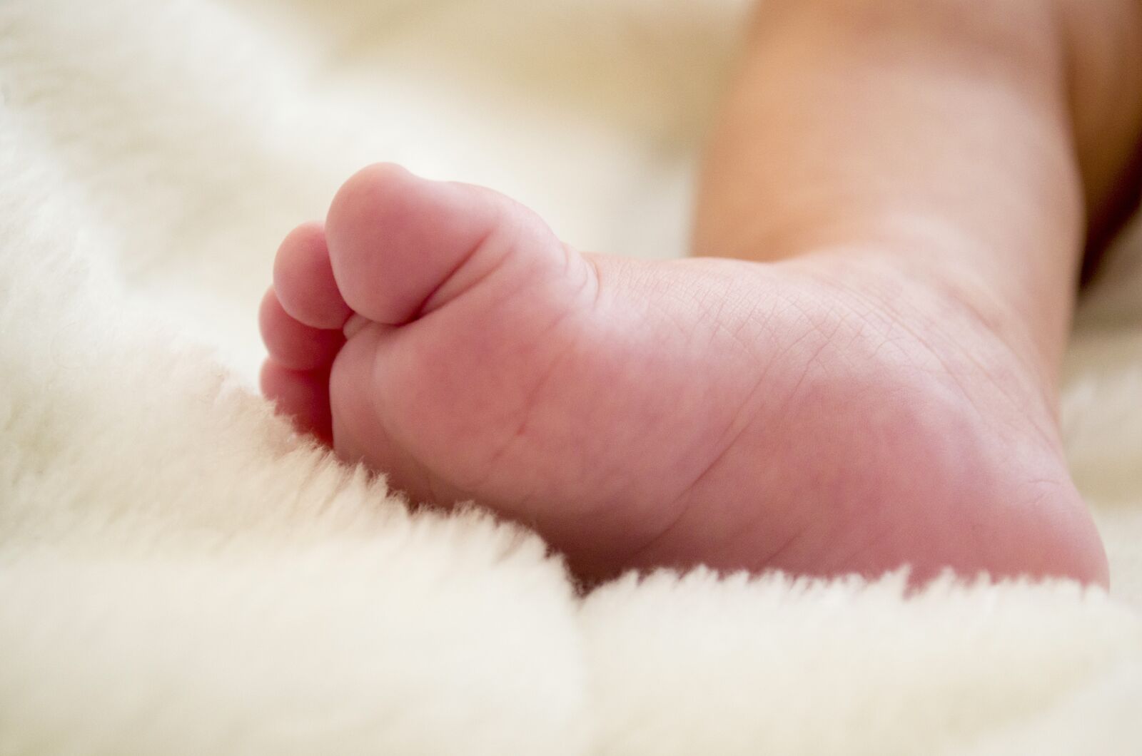 Nikon D5100 sample photo. Baby, feet, newborn photography