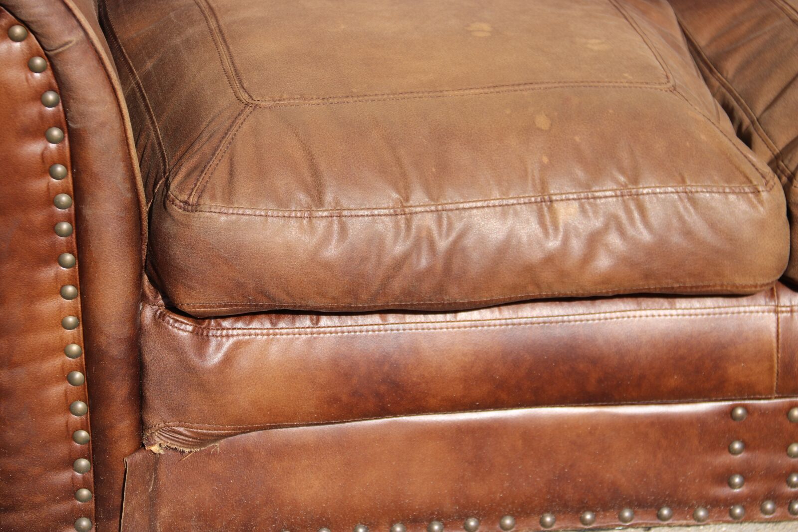 Canon EOS 750D (EOS Rebel T6i / EOS Kiss X8i) + Canon EF-S 18-200mm F3.5-5.6 IS sample photo. Sofa, leather, couch photography