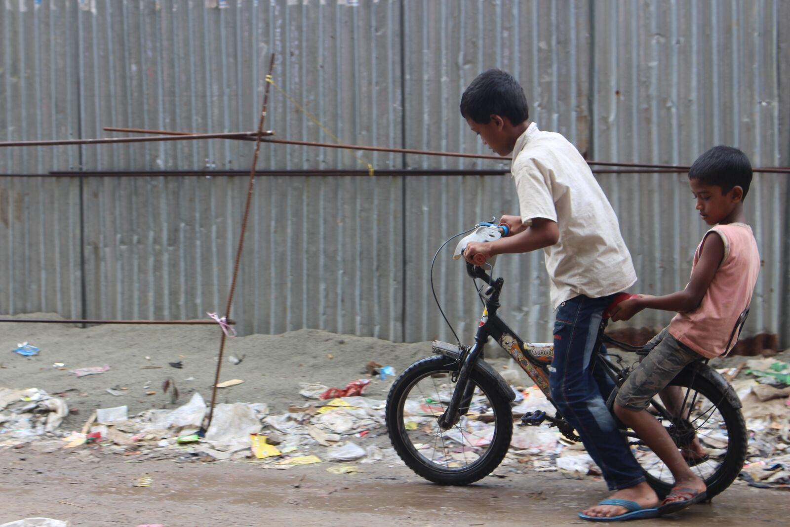 Canon EOS 700D (EOS Rebel T5i / EOS Kiss X7i) sample photo. People, street, bike photography